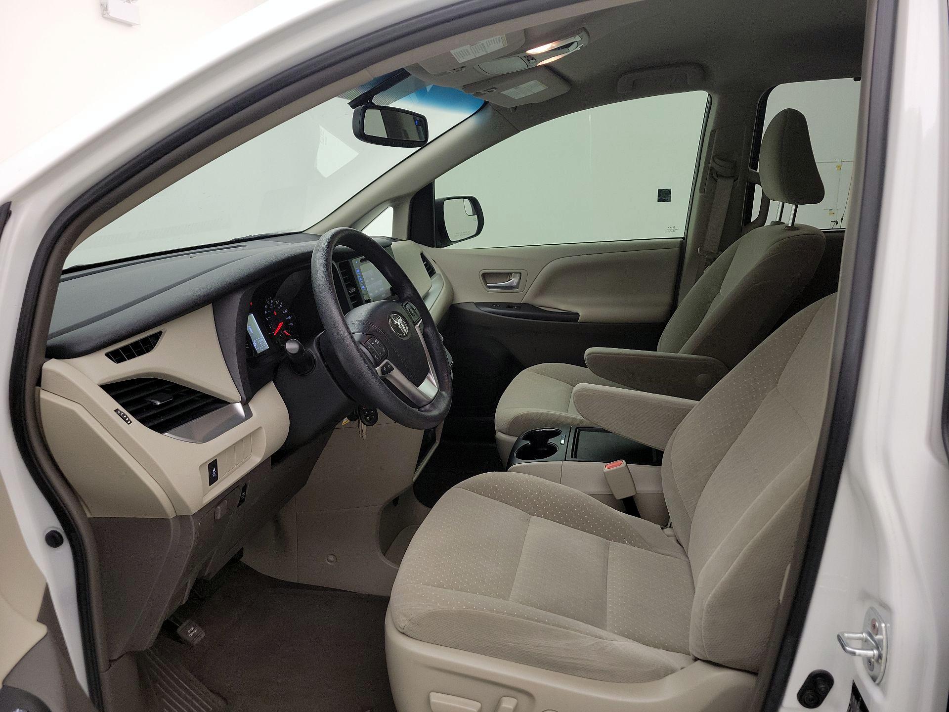 Thumbnail: 2017 Toyota Sienna - 11