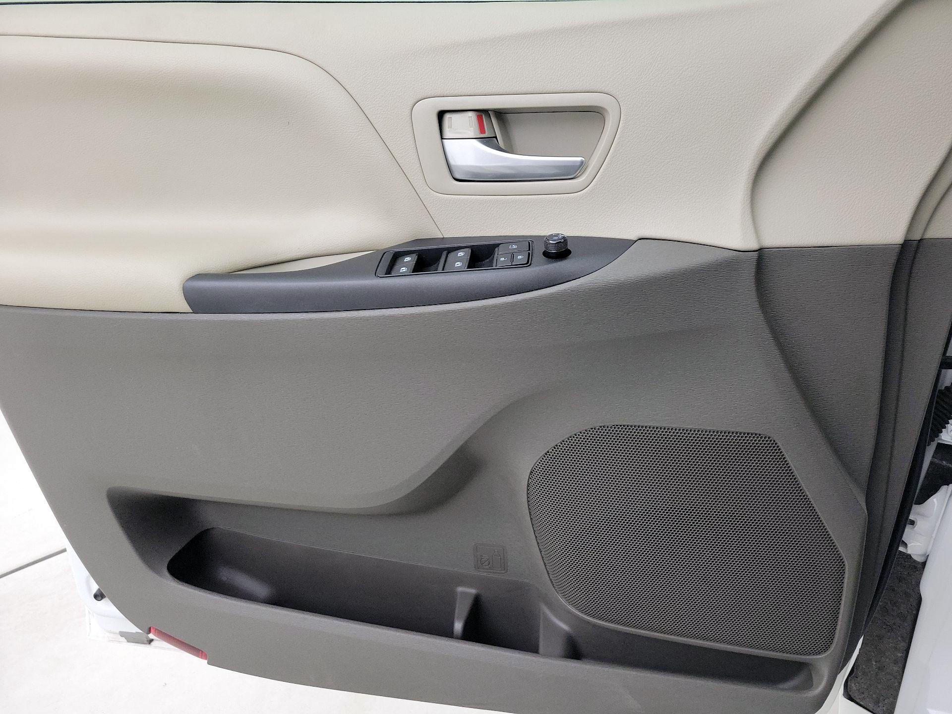 Thumbnail: 2017 Toyota Sienna - 12