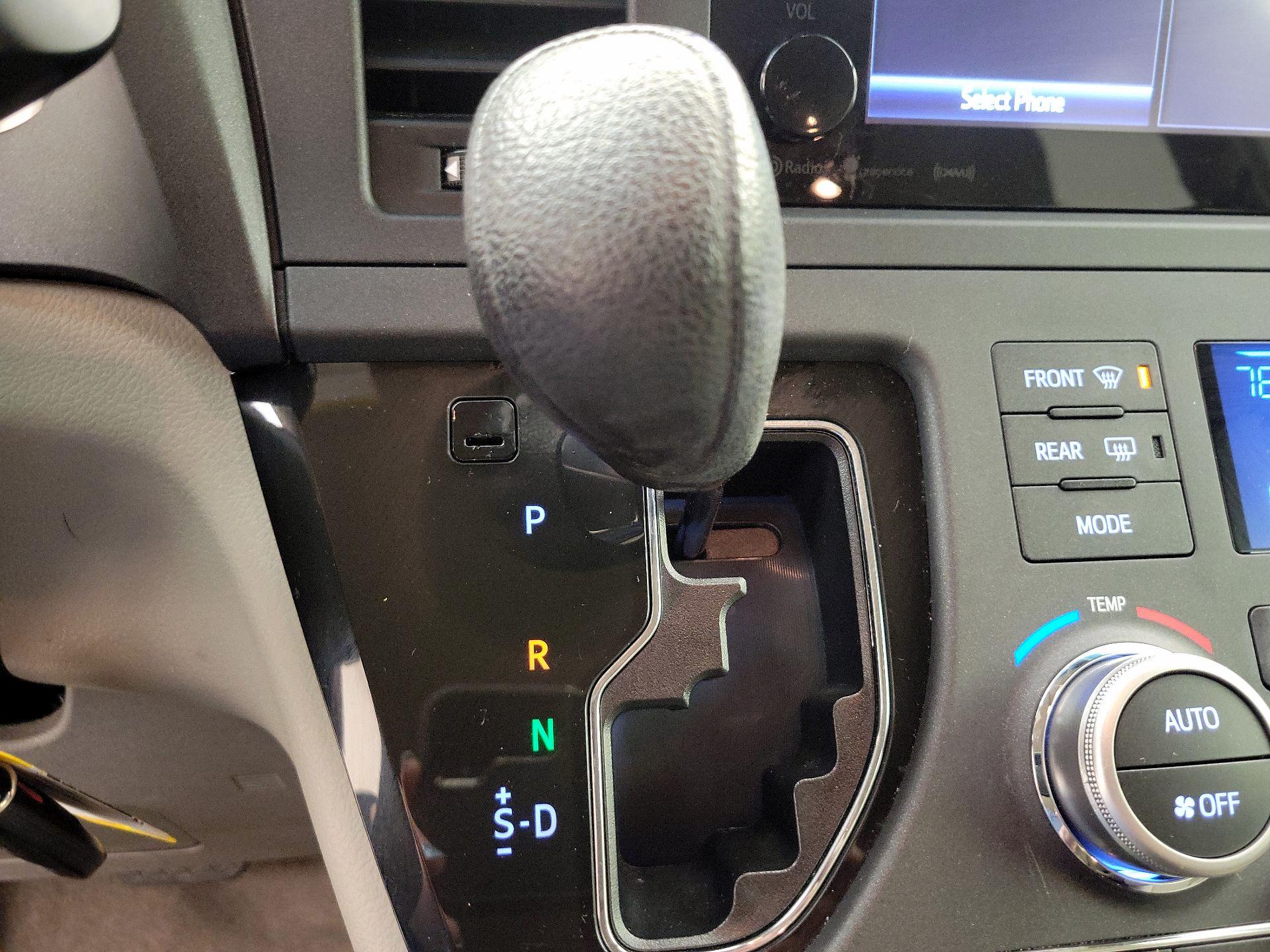 Thumbnail: 2017 Toyota Sienna - 17