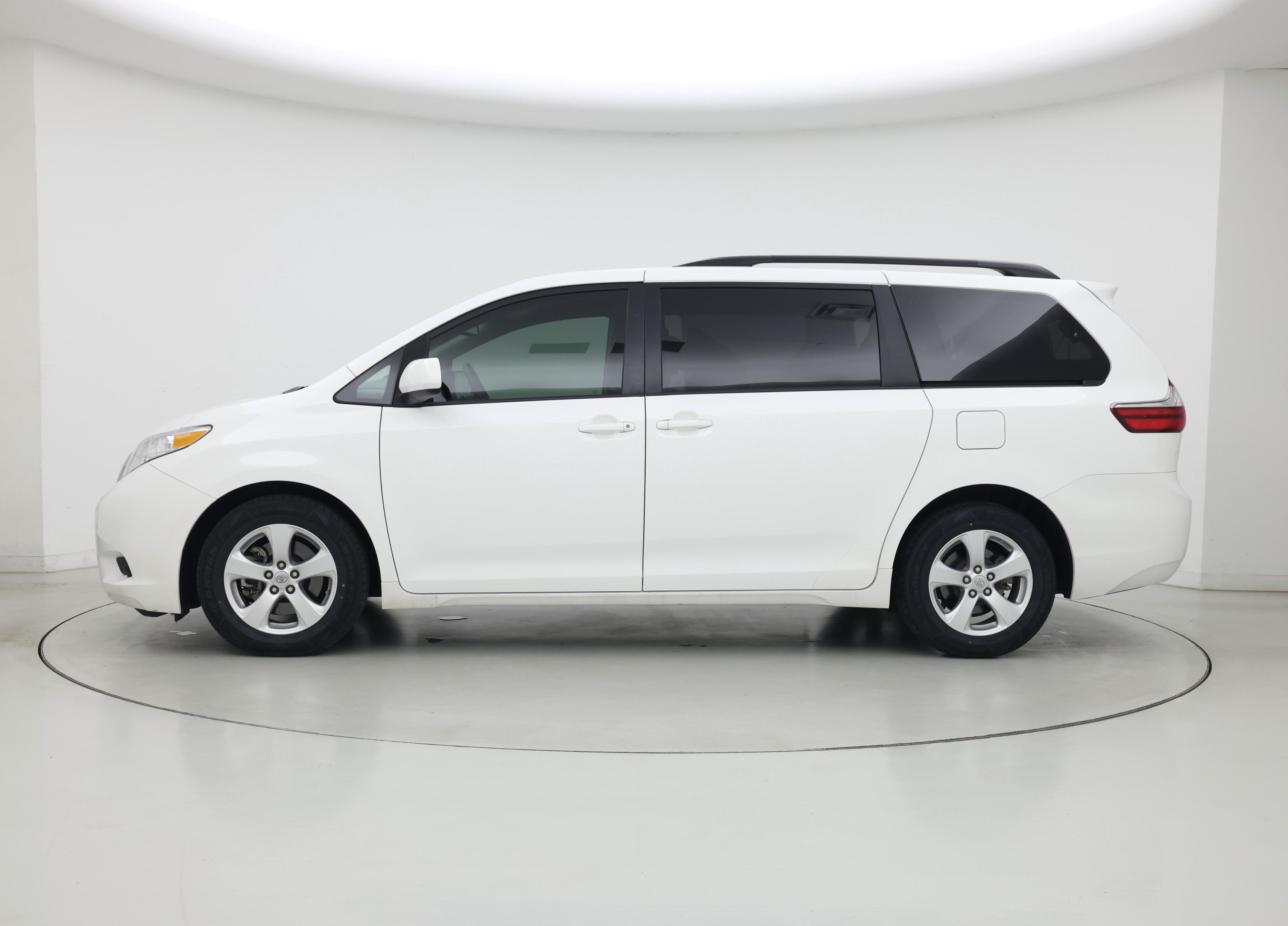 Thumbnail: 2017 Toyota Sienna - 3