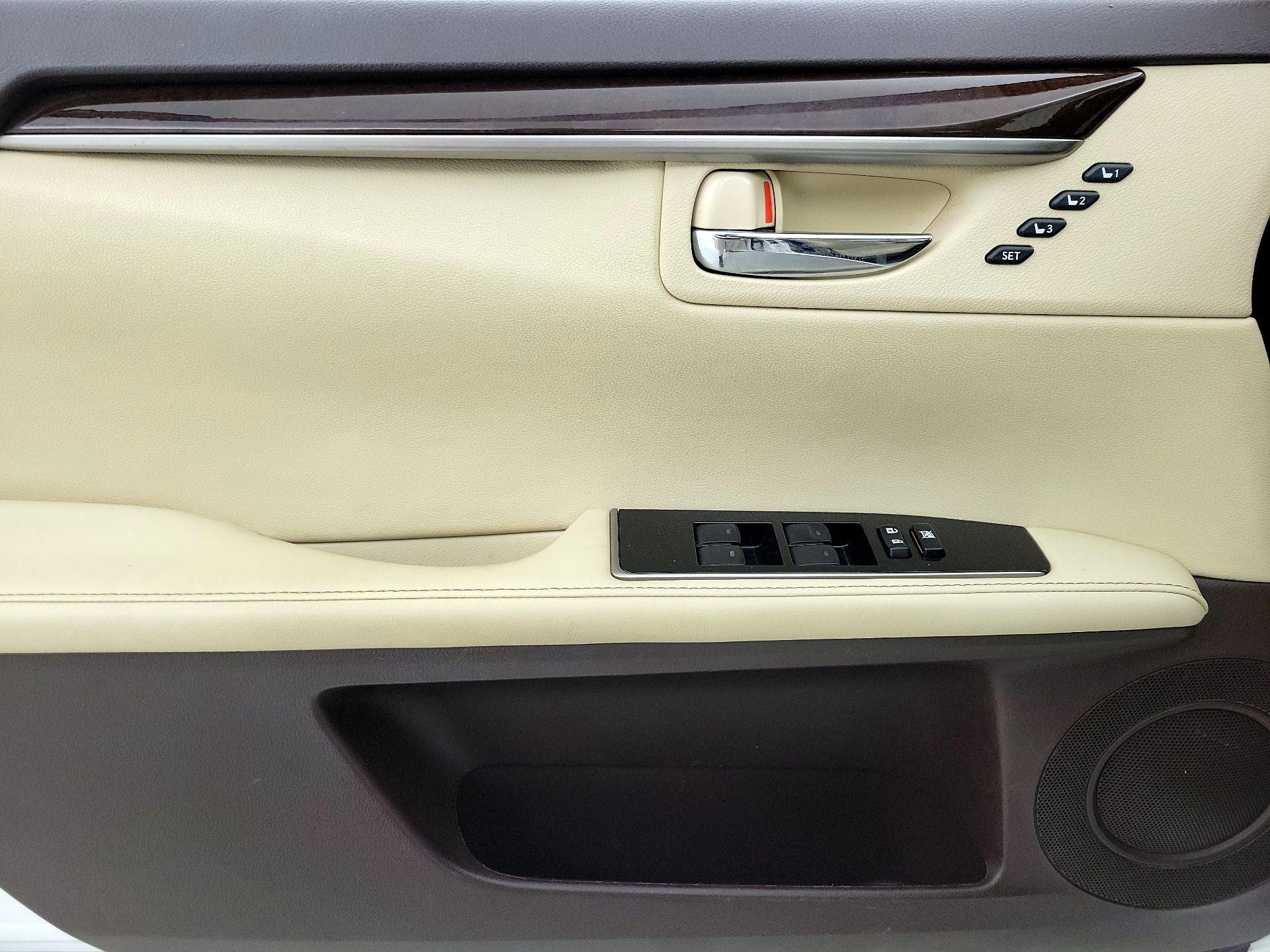 Thumbnail: 2018 Lexus ES - 12