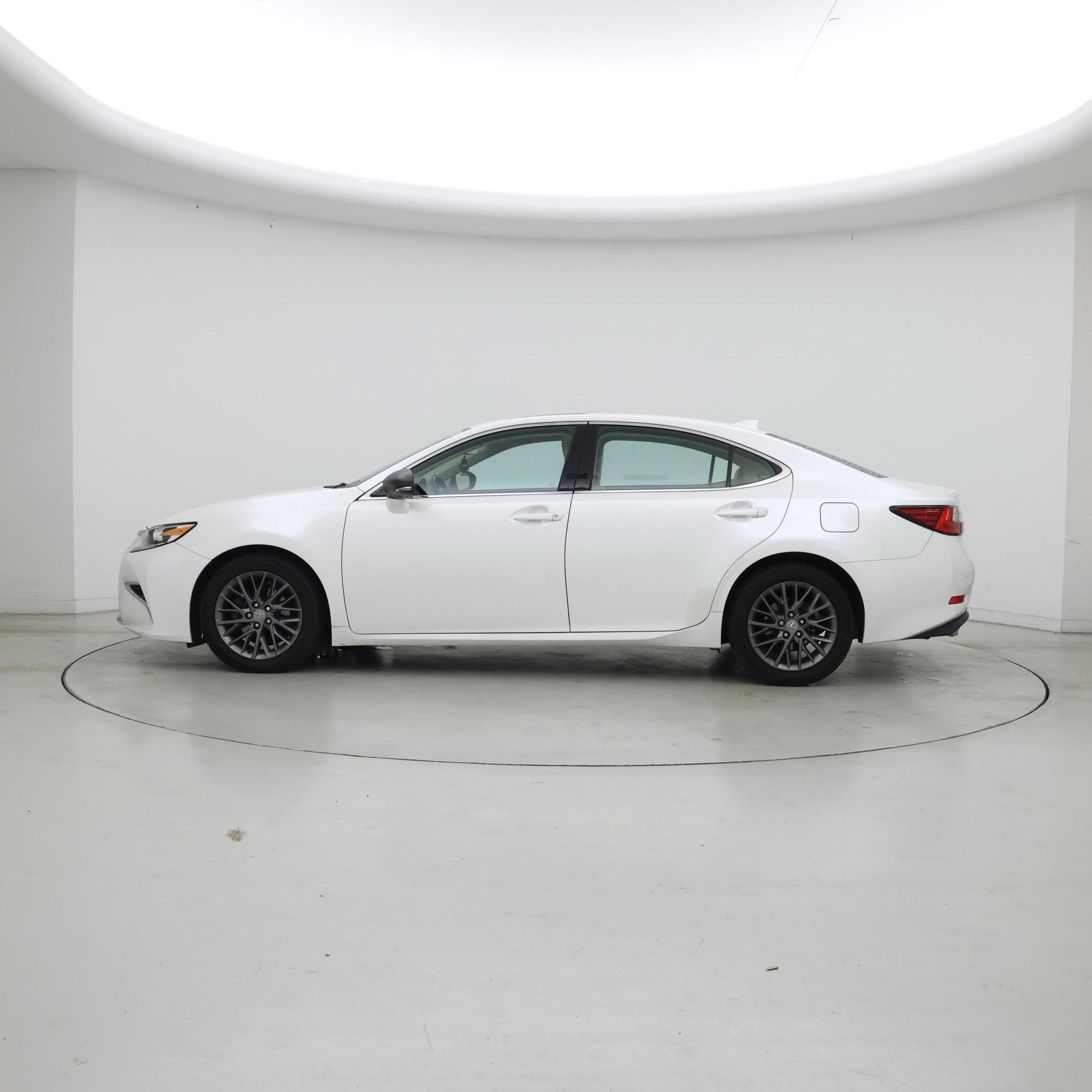 Thumbnail: 2018 Lexus ES - 3