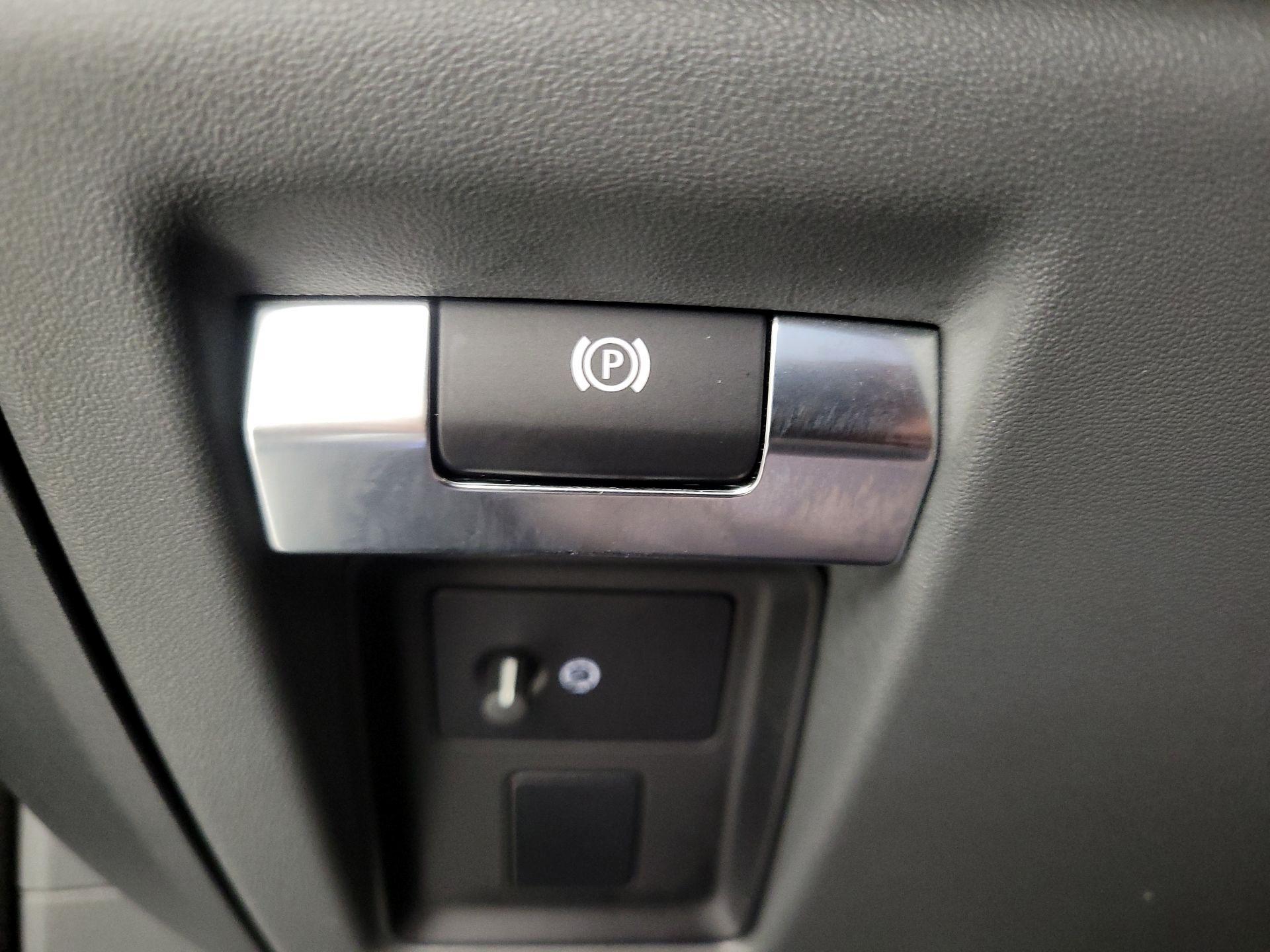 Thumbnail: 2023 Land Rover Defender - 13