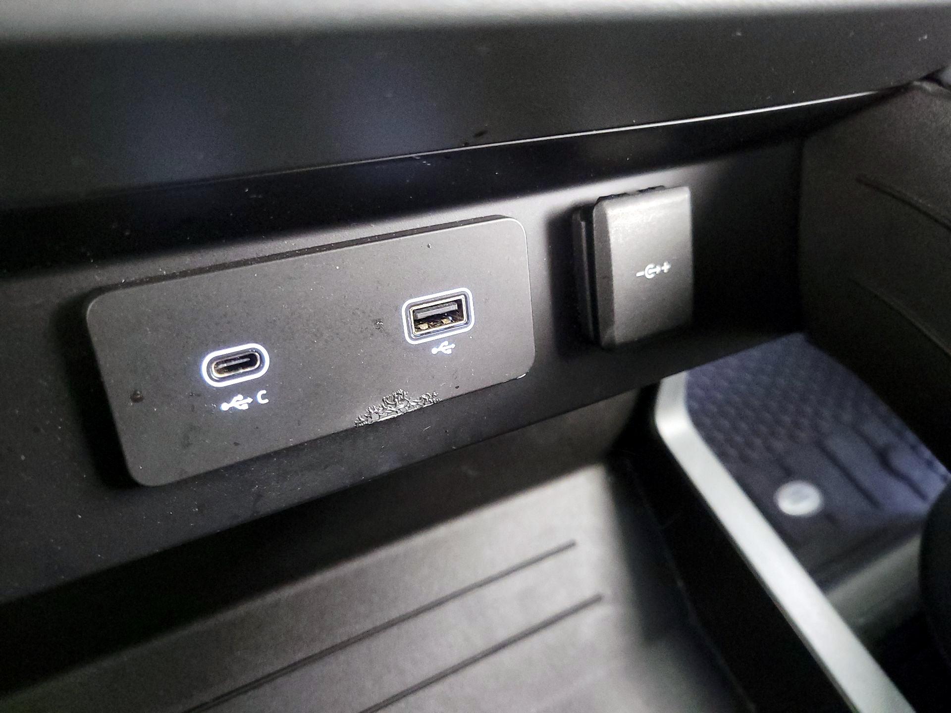 Thumbnail: 2023 Land Rover Defender - 19