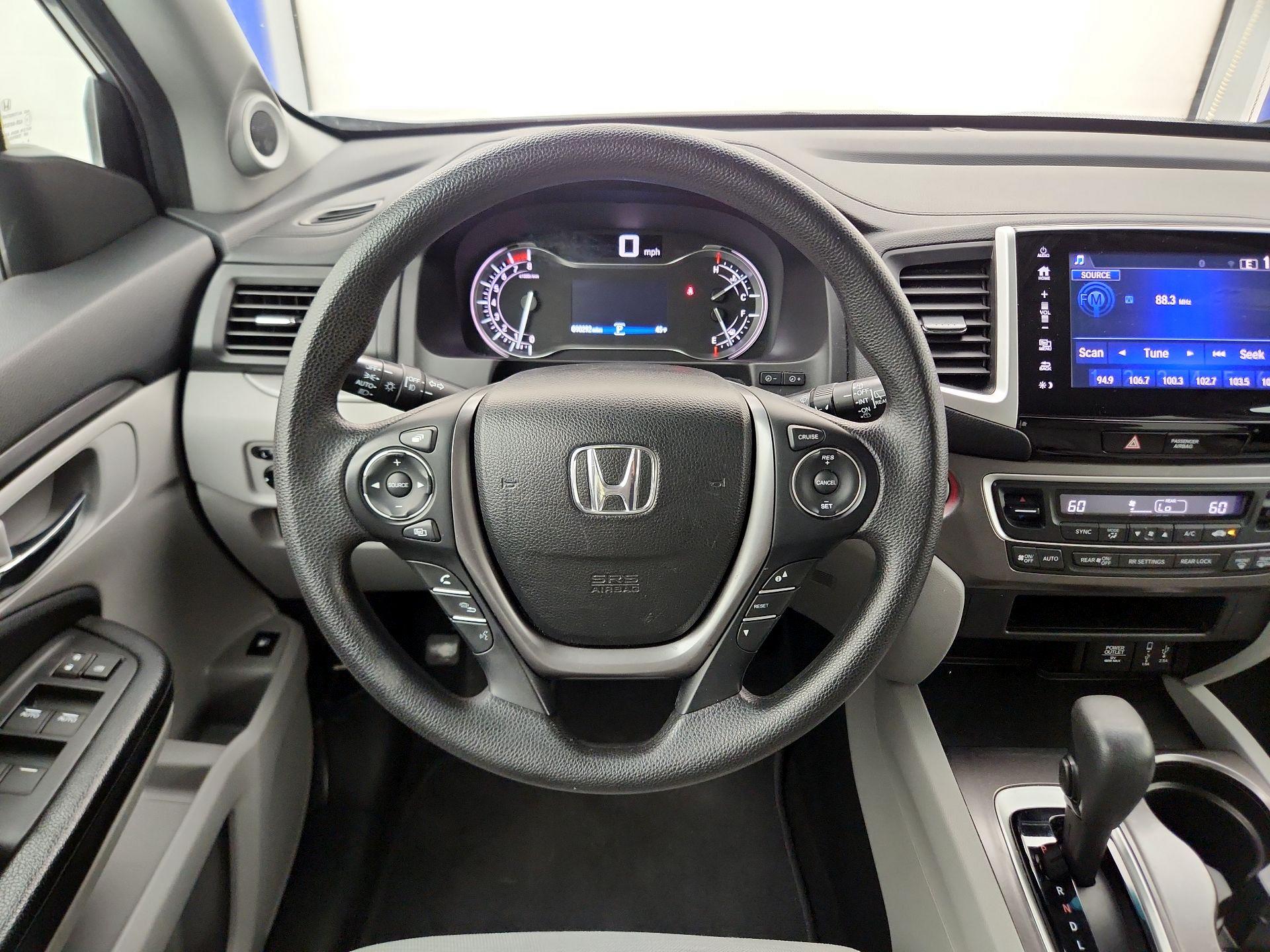 Thumbnail: 2017 Honda Pilot - 10