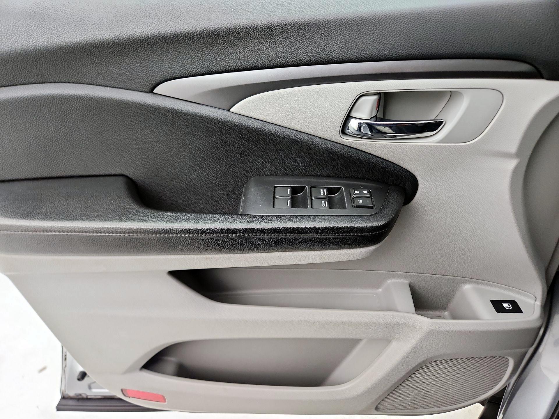 Thumbnail: 2017 Honda Pilot - 12