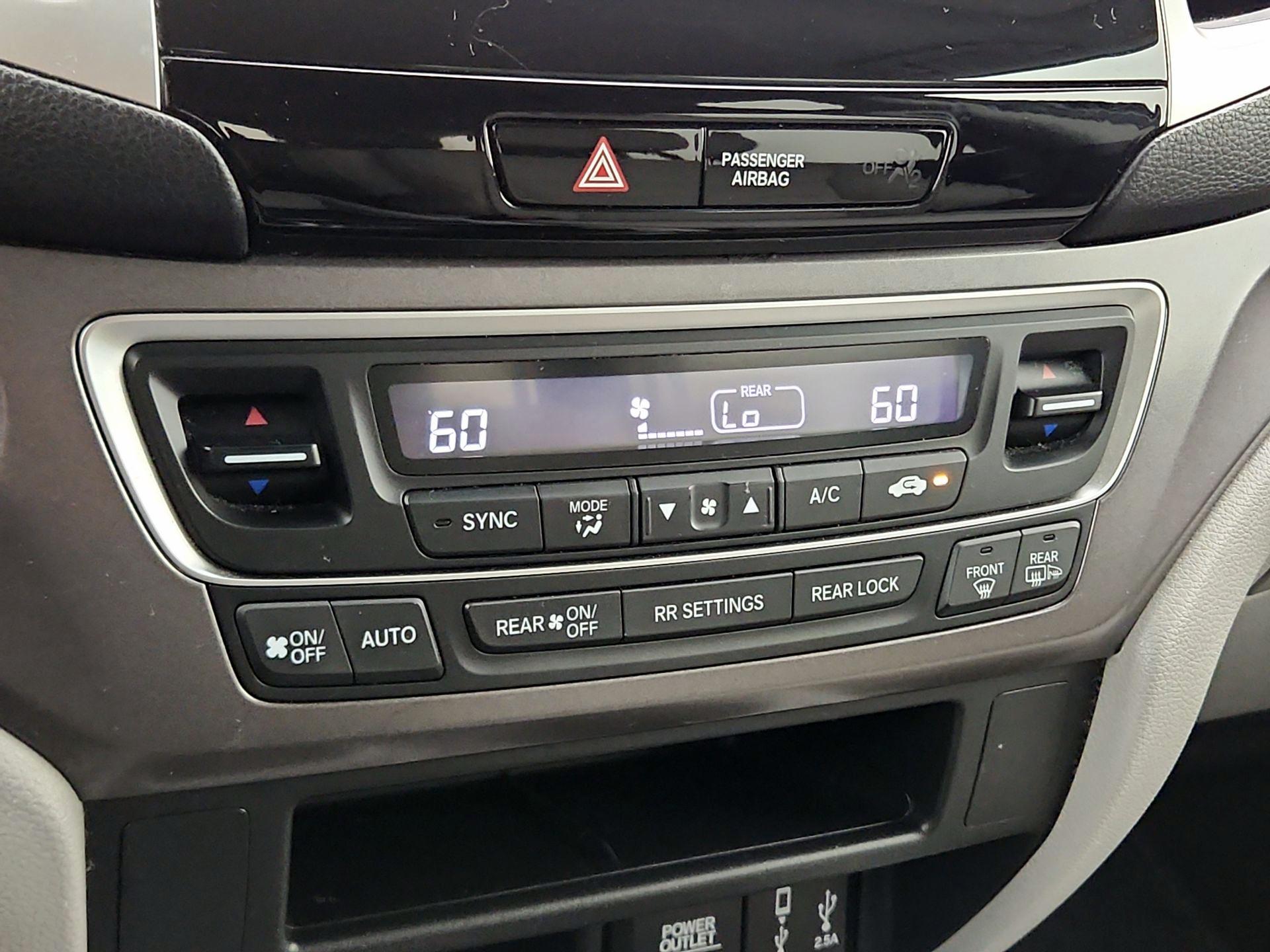 Thumbnail: 2017 Honda Pilot - 16