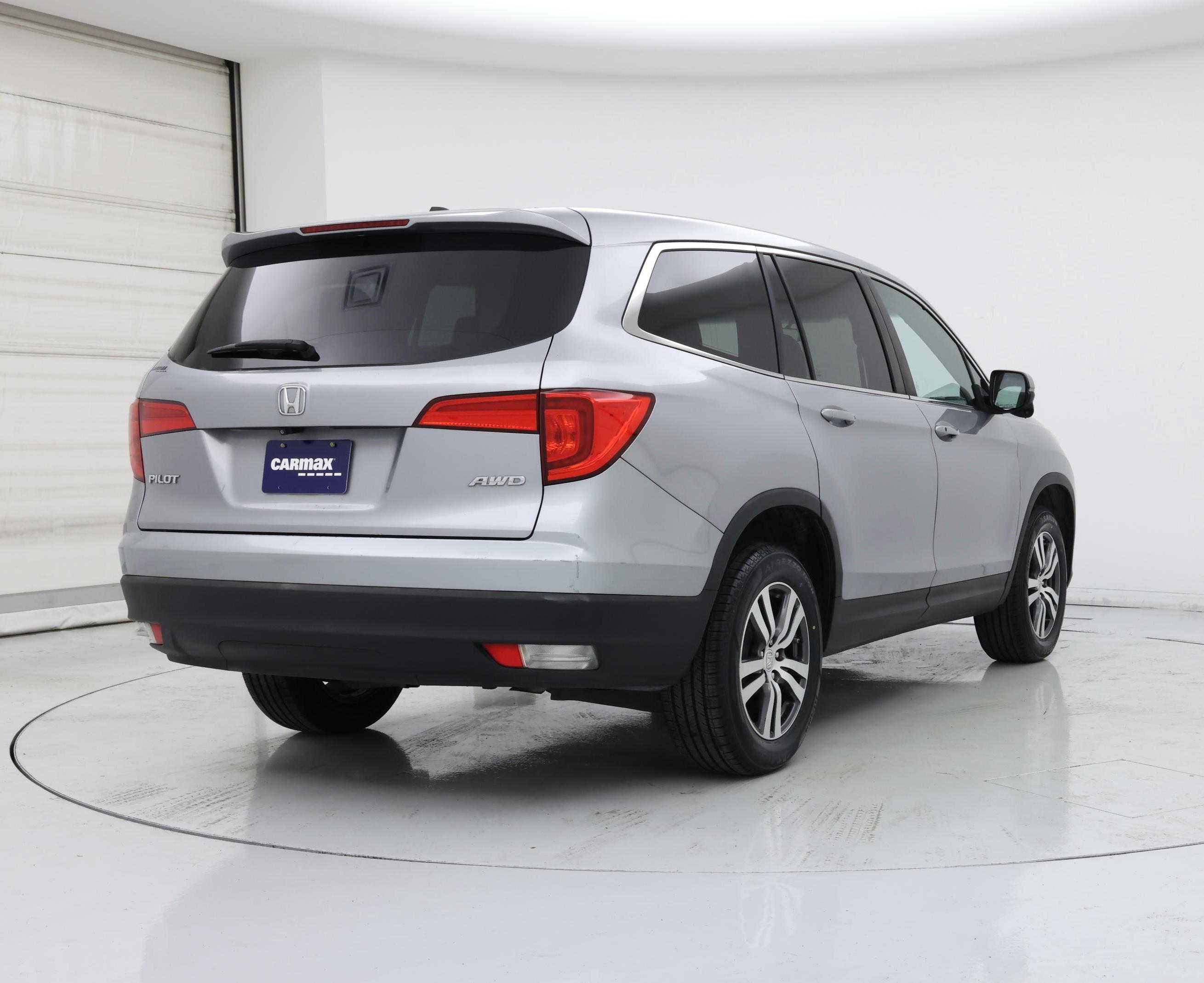 Thumbnail: 2017 Honda Pilot - 8