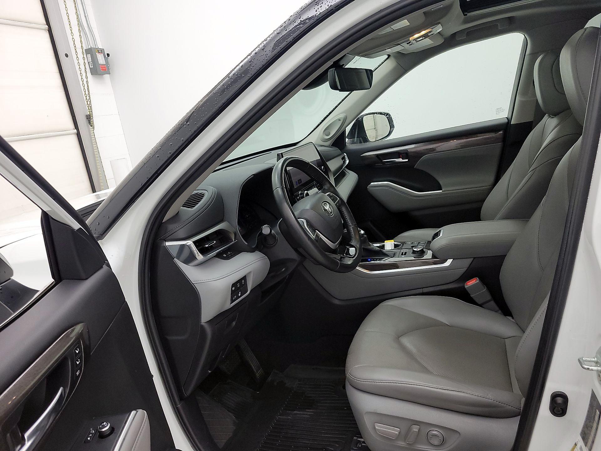 Thumbnail: 2023 Toyota Highlander - 11