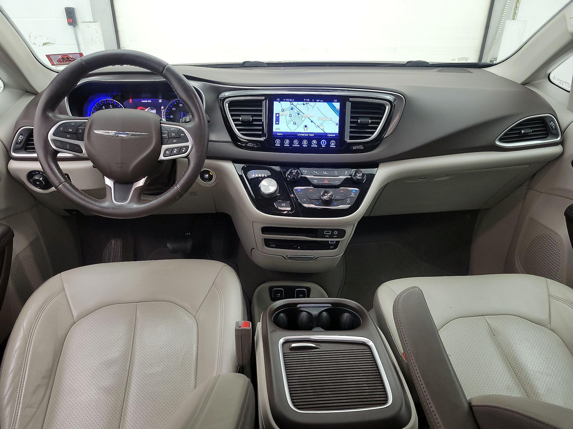 Thumbnail: 2017 Chrysler Pacifica - 9