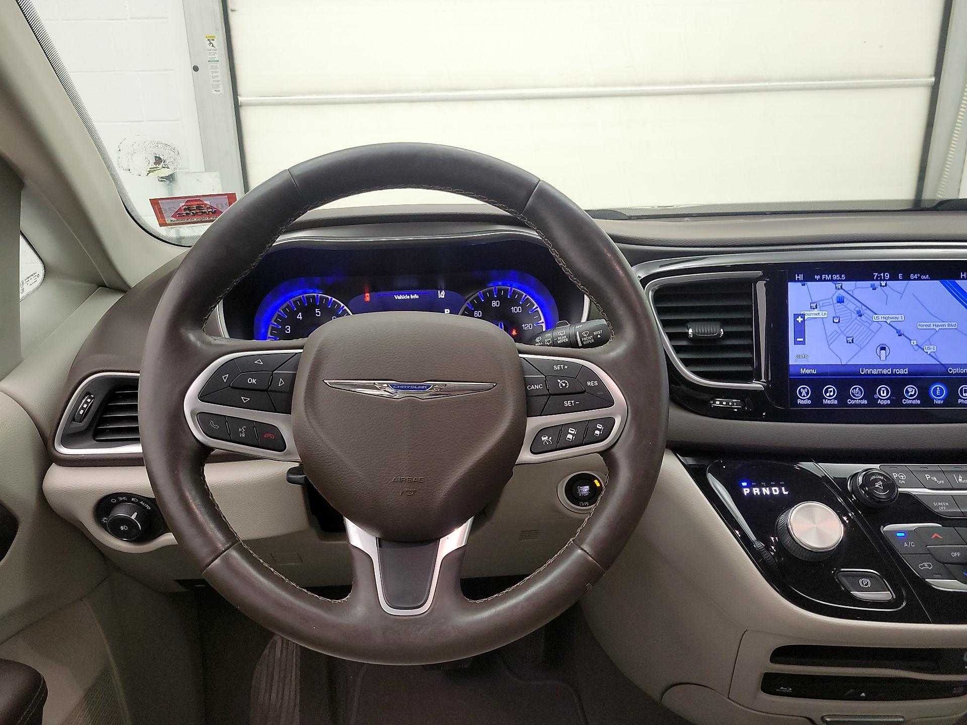 Thumbnail: 2017 Chrysler Pacifica - 10