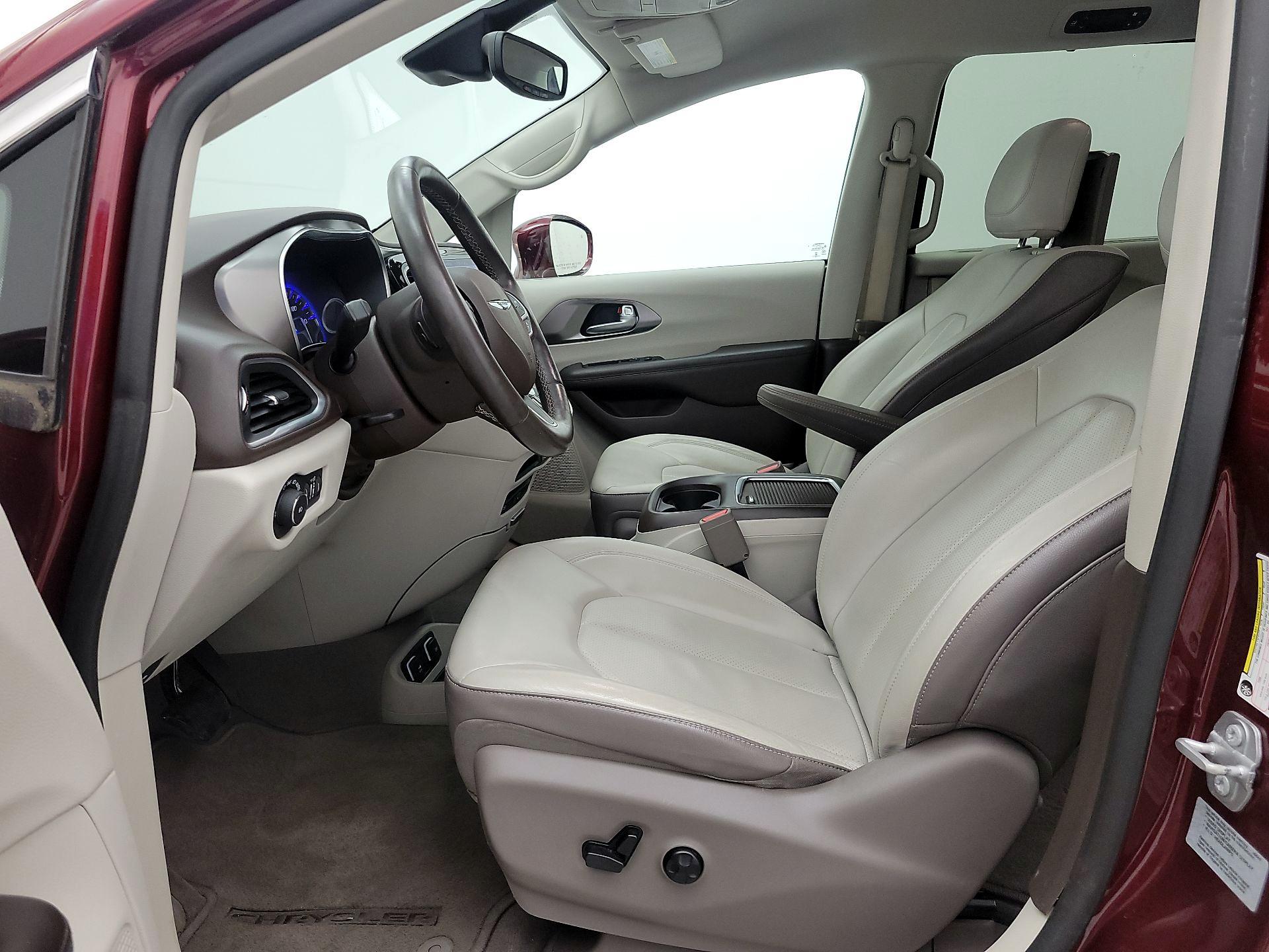 Thumbnail: 2017 Chrysler Pacifica - 11