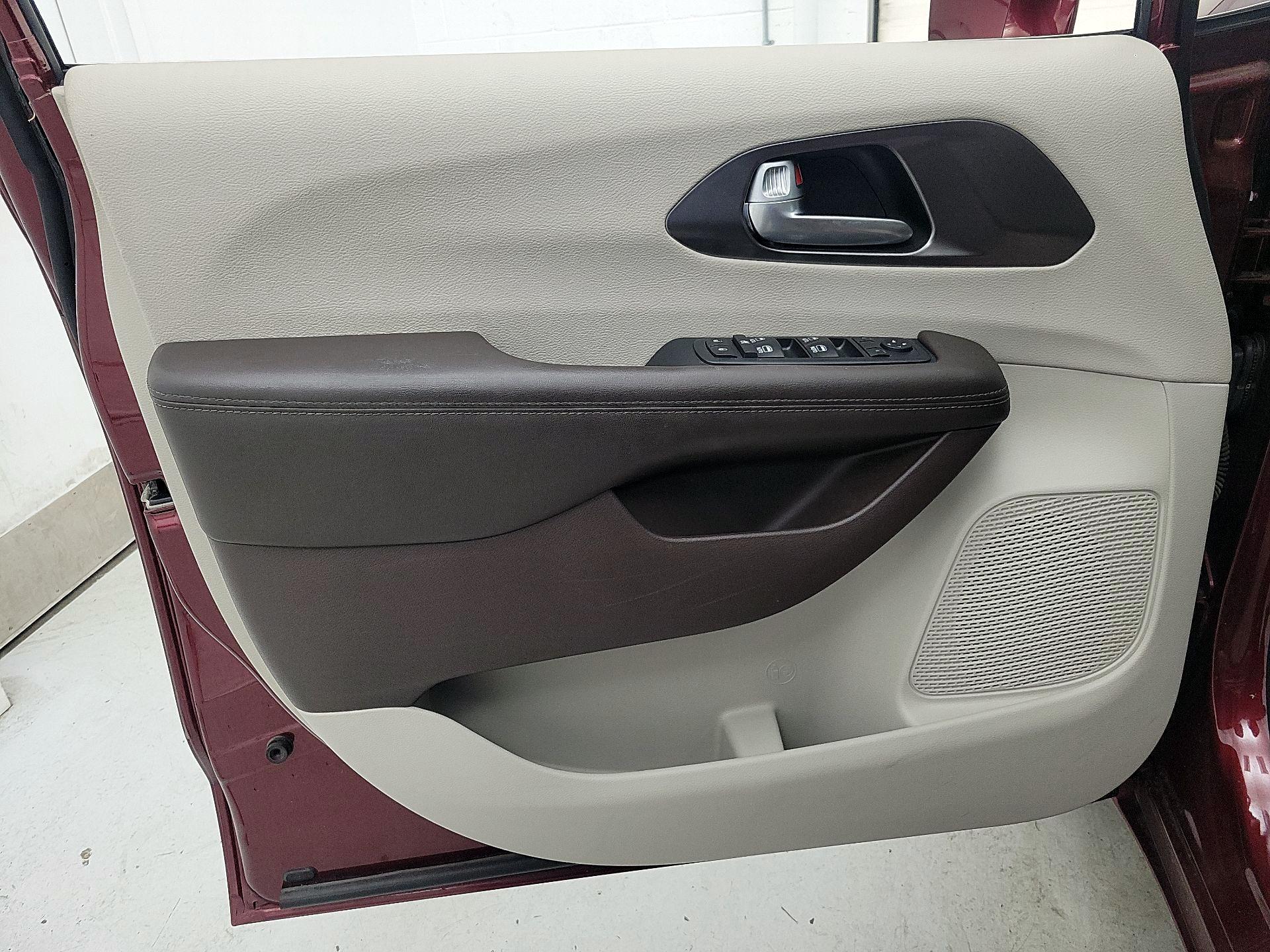 Thumbnail: 2017 Chrysler Pacifica - 12