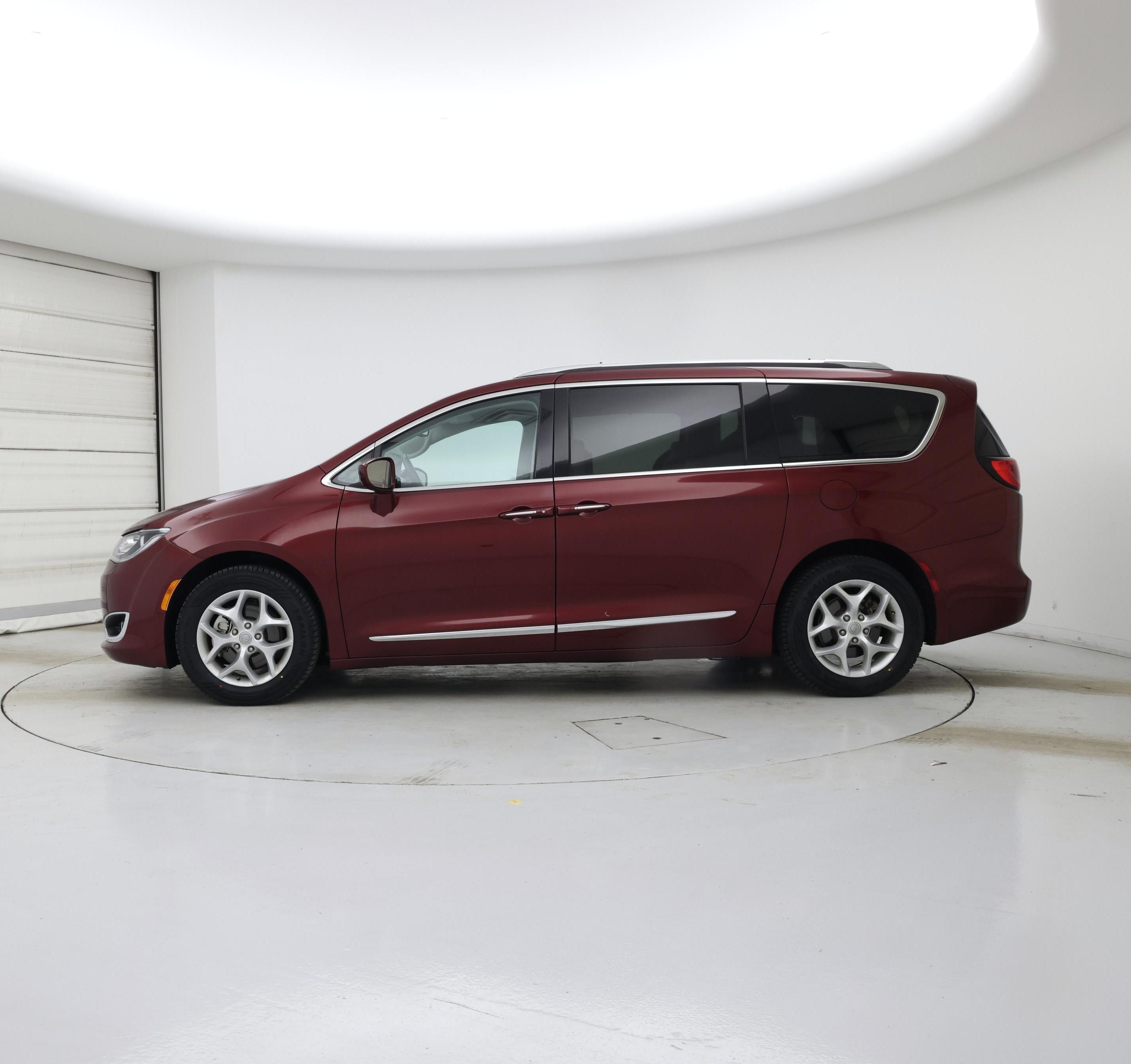 Thumbnail: 2017 Chrysler Pacifica - 3