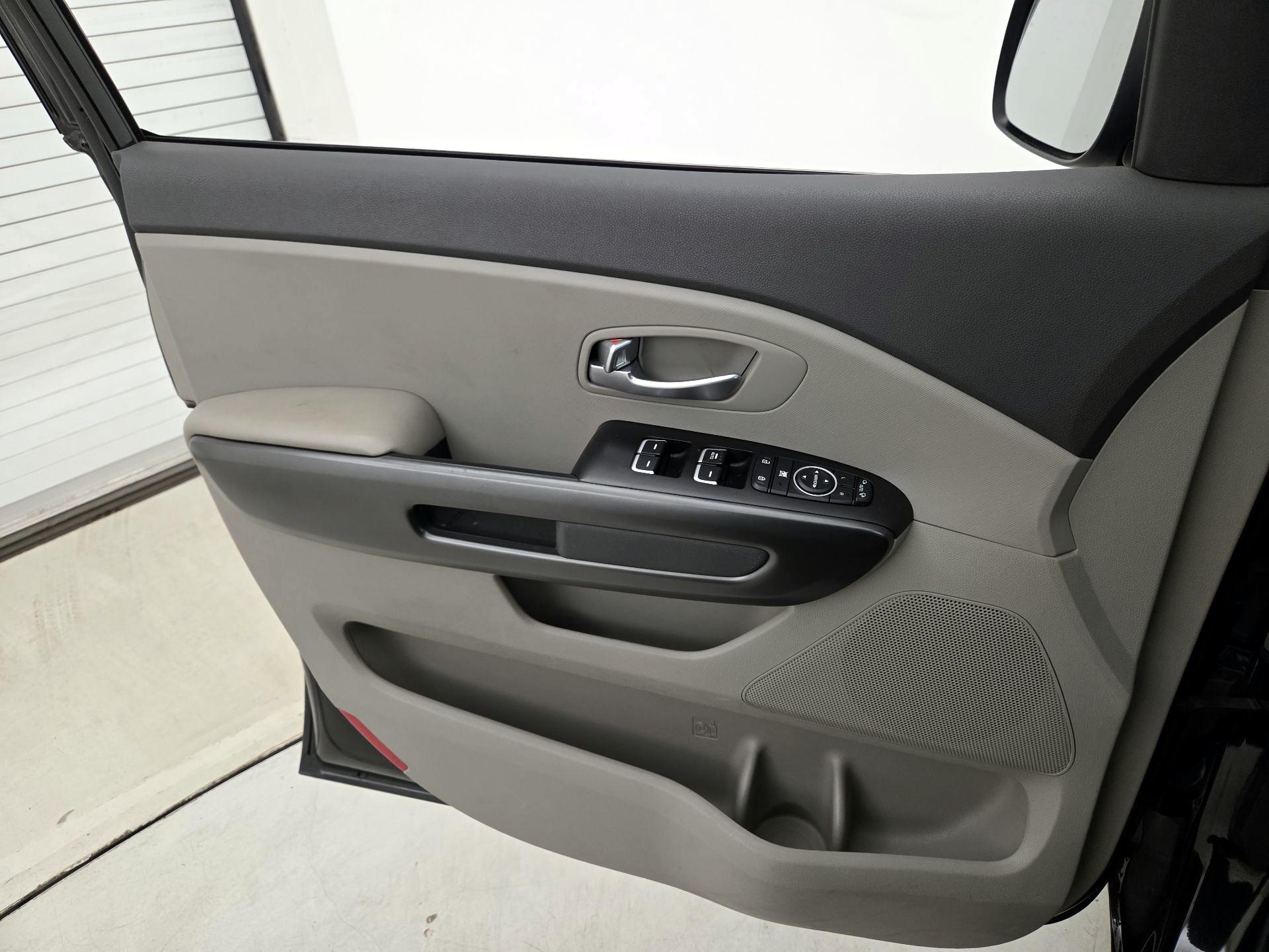 Thumbnail: 2015 Kia Sedona - 12