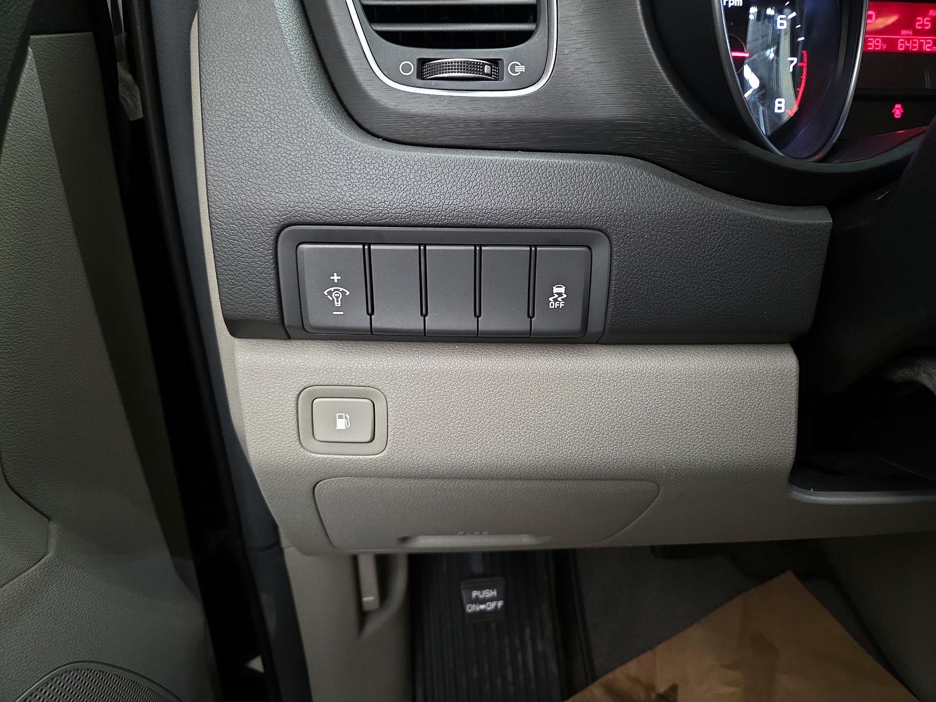 Thumbnail: 2015 Kia Sedona - 13