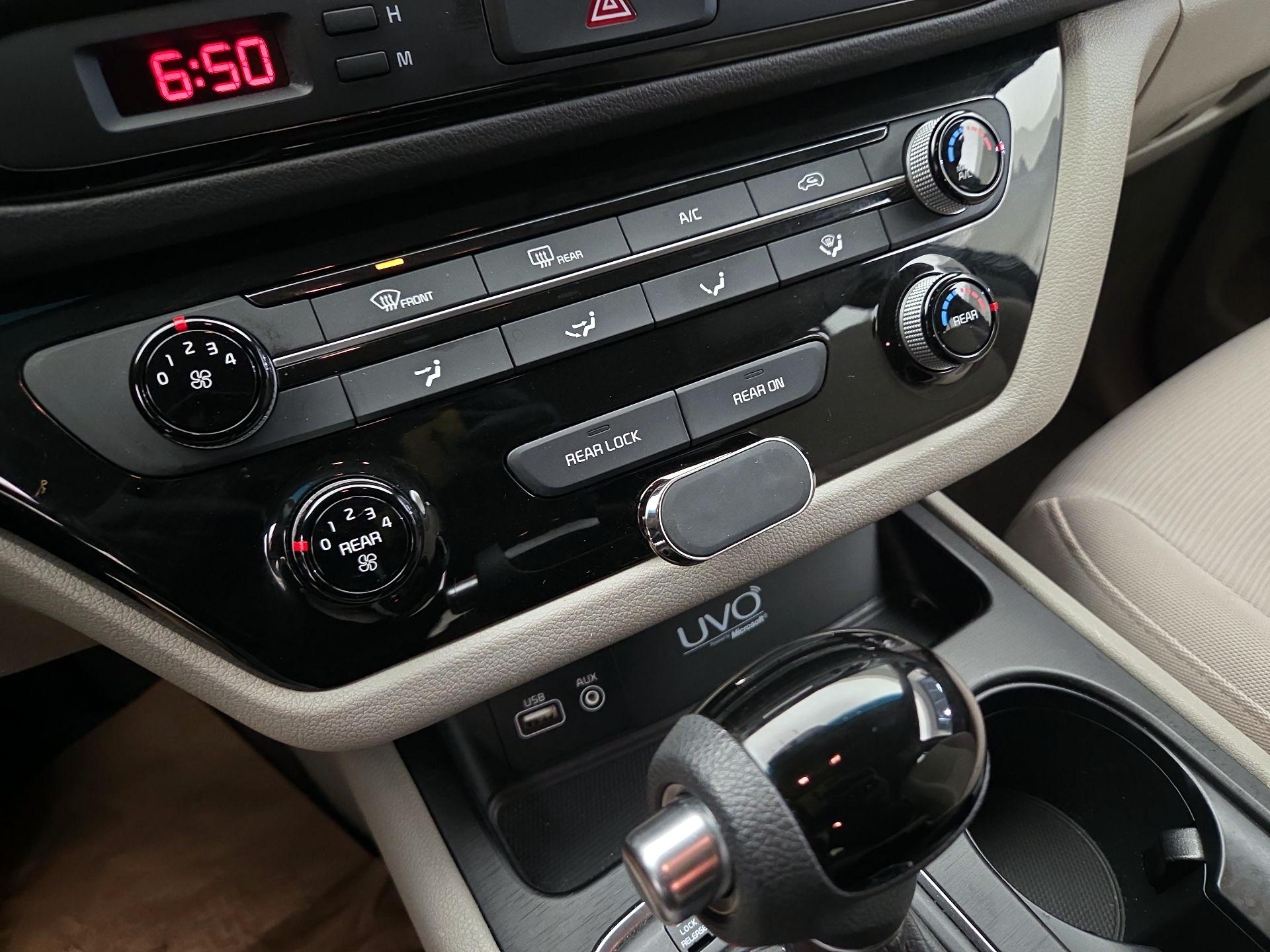 Thumbnail: 2015 Kia Sedona - 16