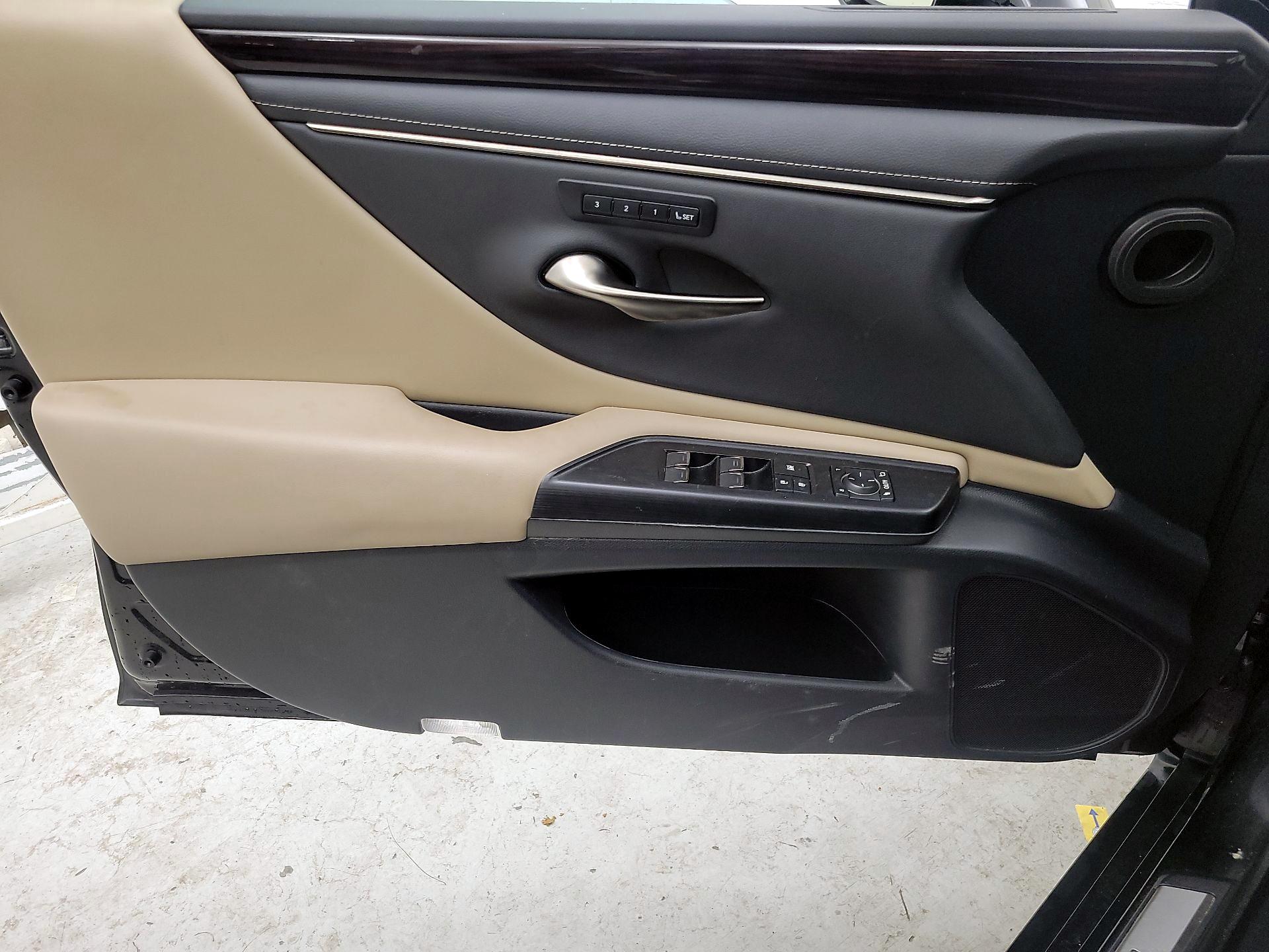 Thumbnail: 2021 Lexus ES - 12