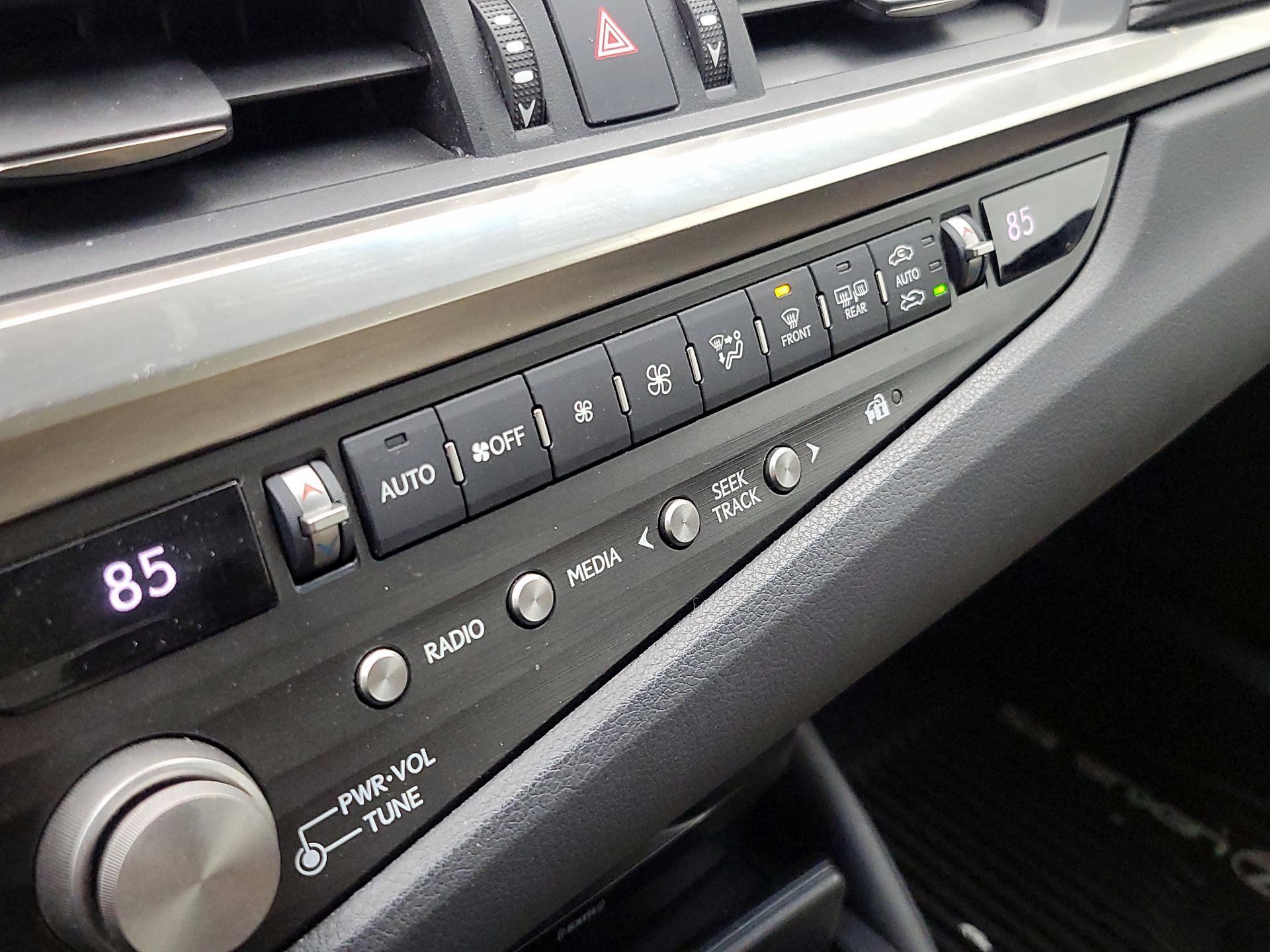 Thumbnail: 2021 Lexus ES - 16