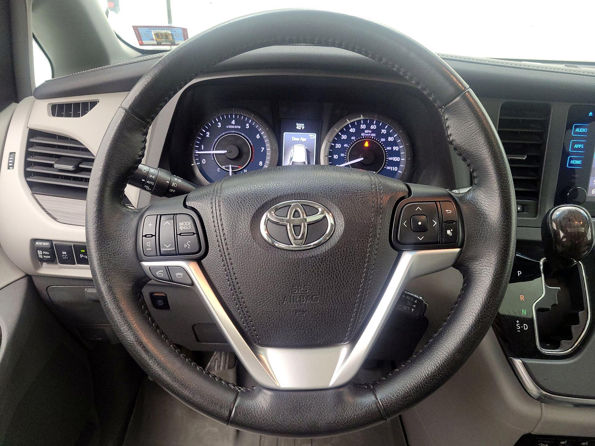 Thumbnail: 2015 Toyota Sienna - 10