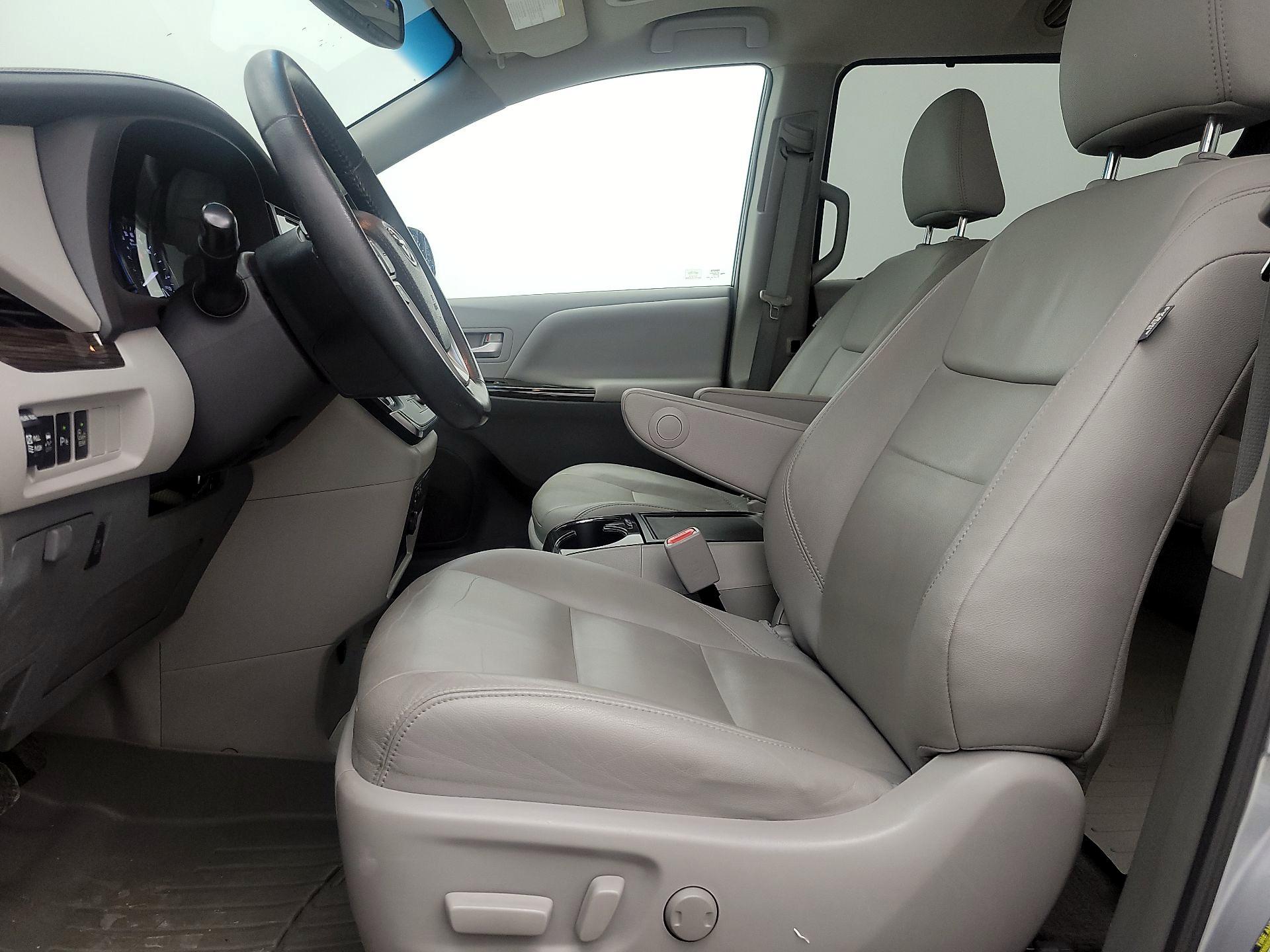 Thumbnail: 2015 Toyota Sienna - 11