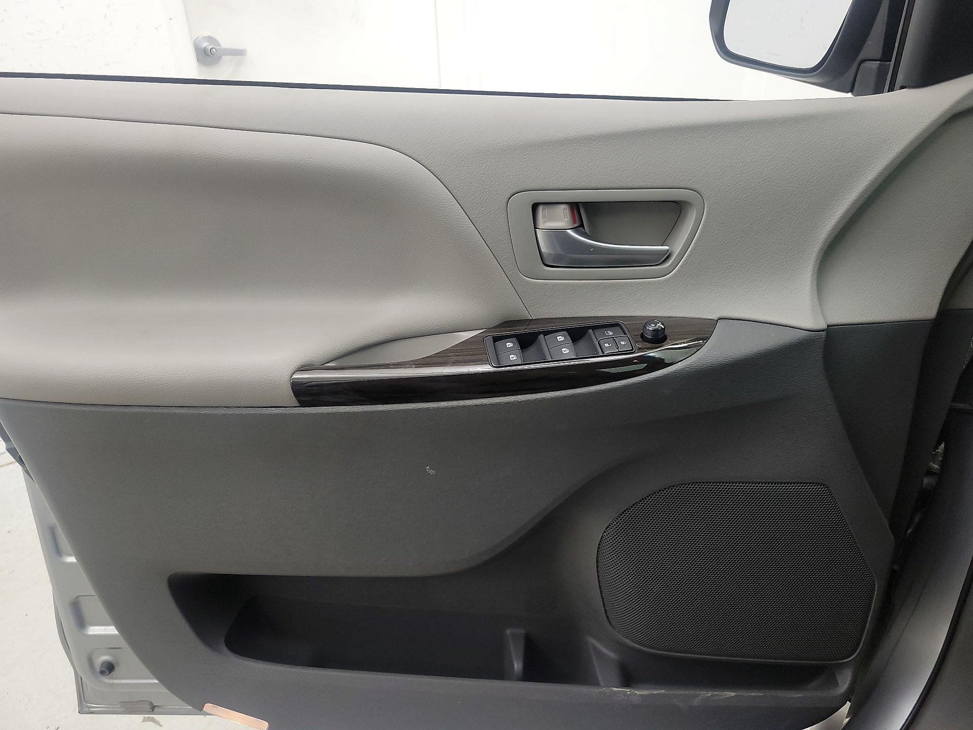 Thumbnail: 2015 Toyota Sienna - 12