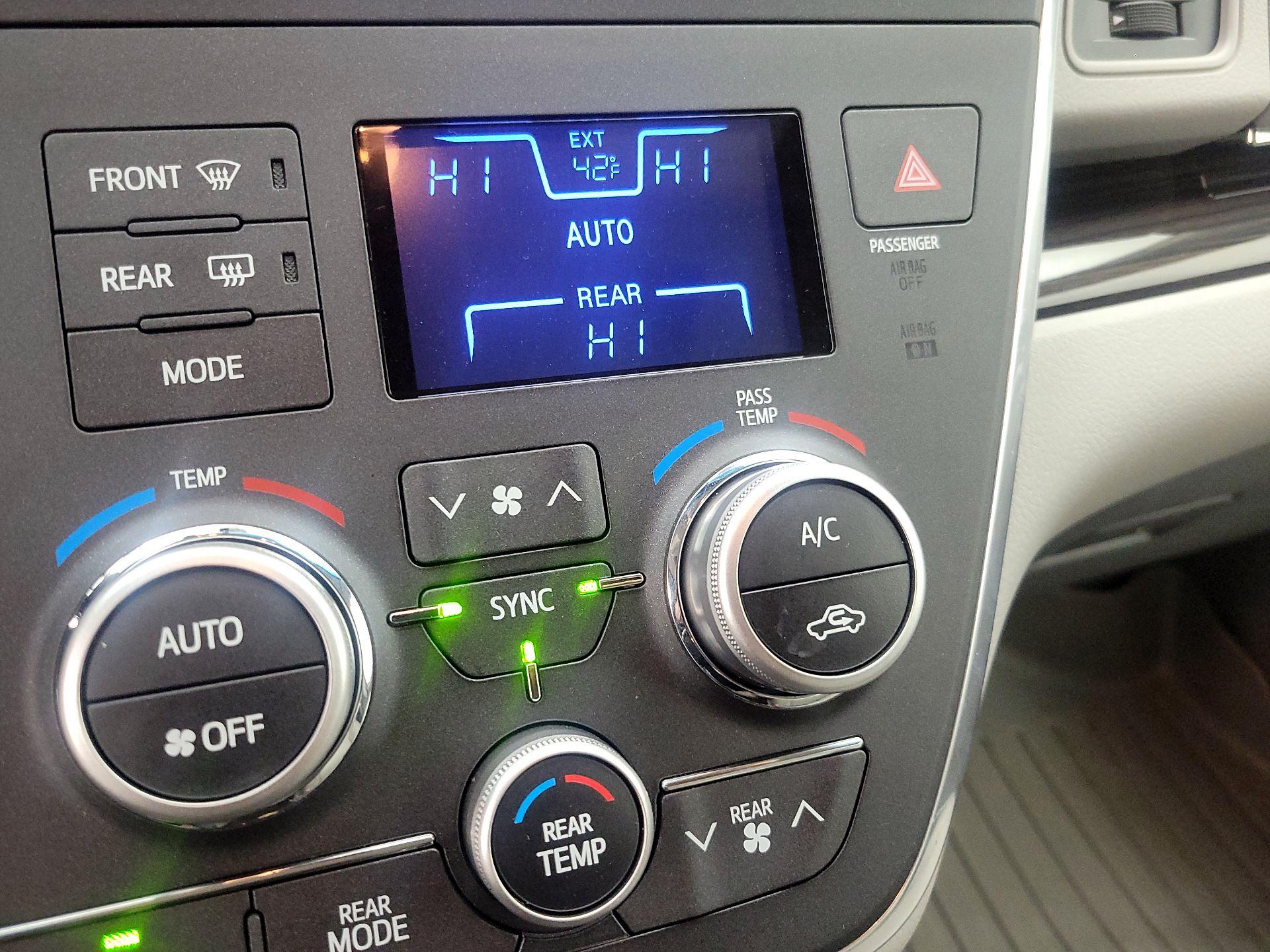 Thumbnail: 2015 Toyota Sienna - 16