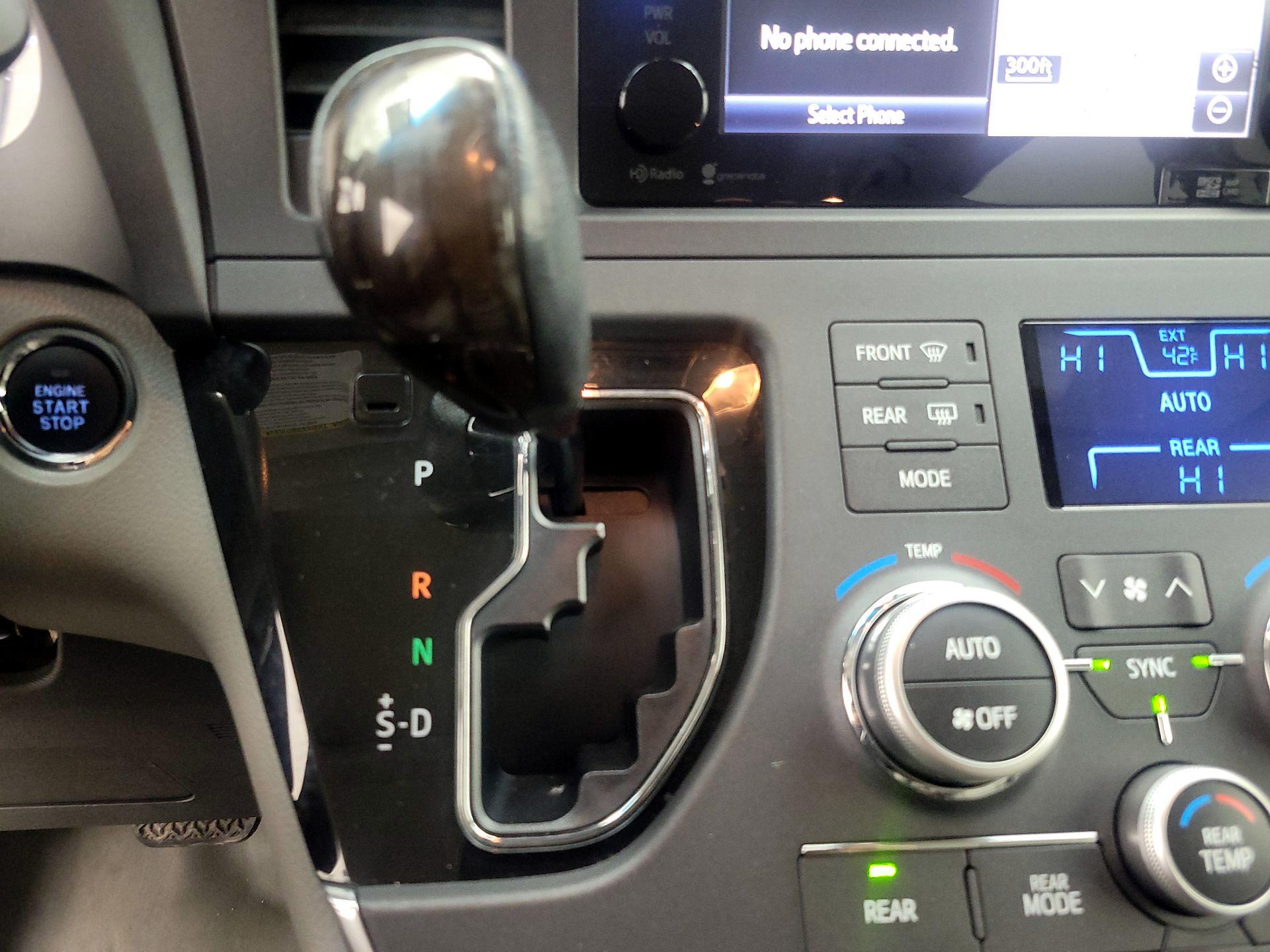 Thumbnail: 2015 Toyota Sienna - 17