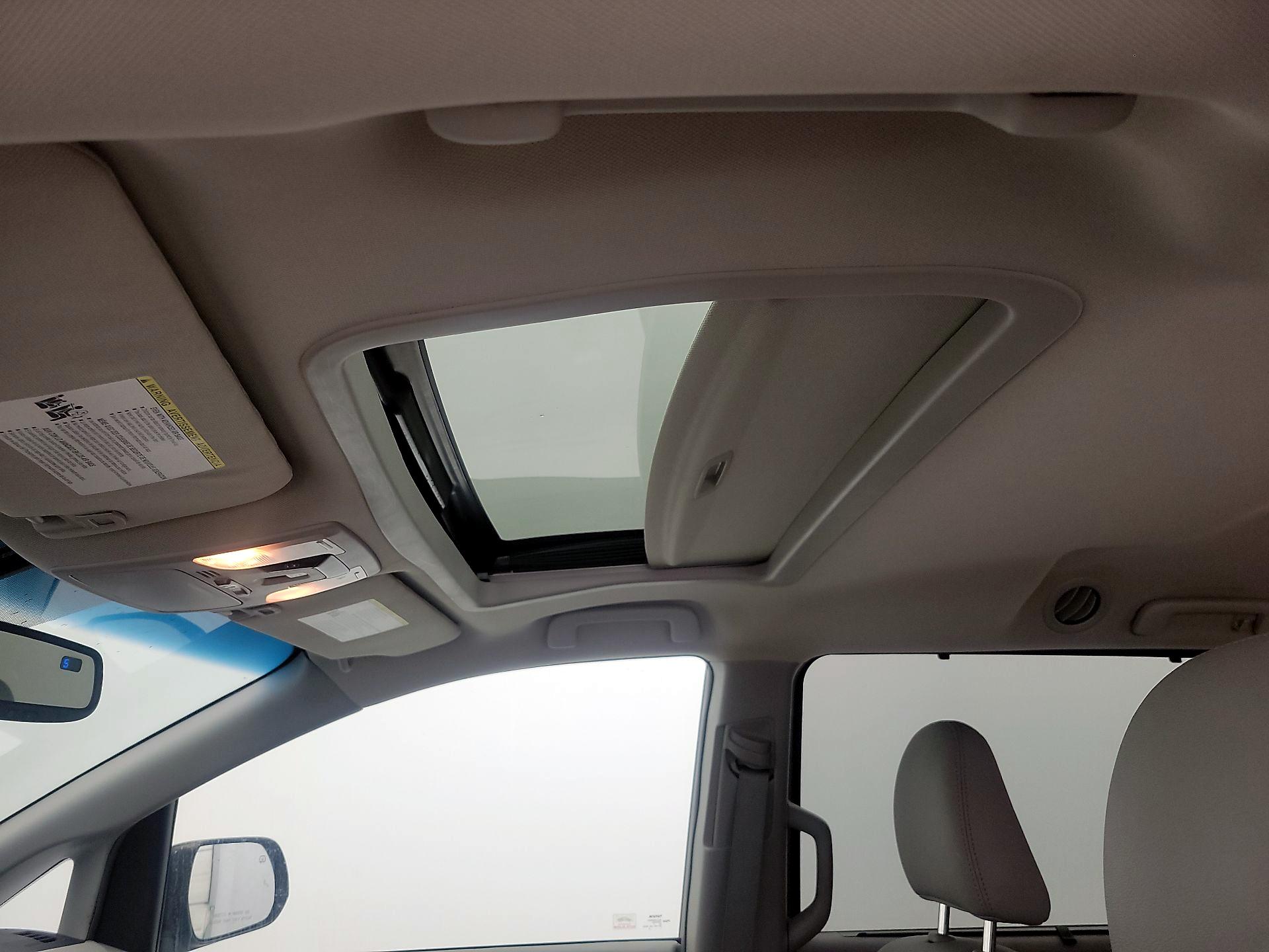 Thumbnail: 2015 Toyota Sienna - 19