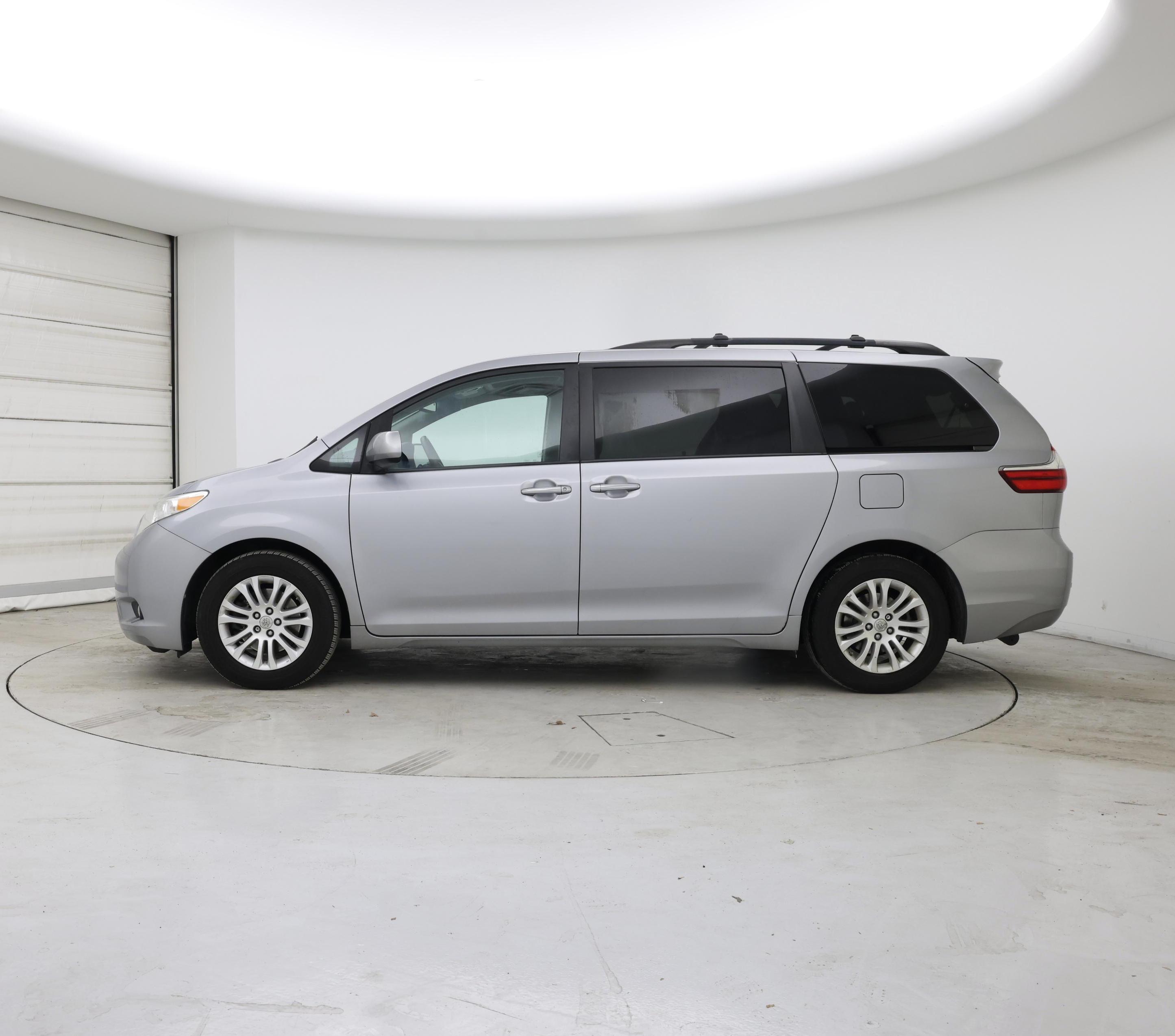 Thumbnail: 2015 Toyota Sienna - 3