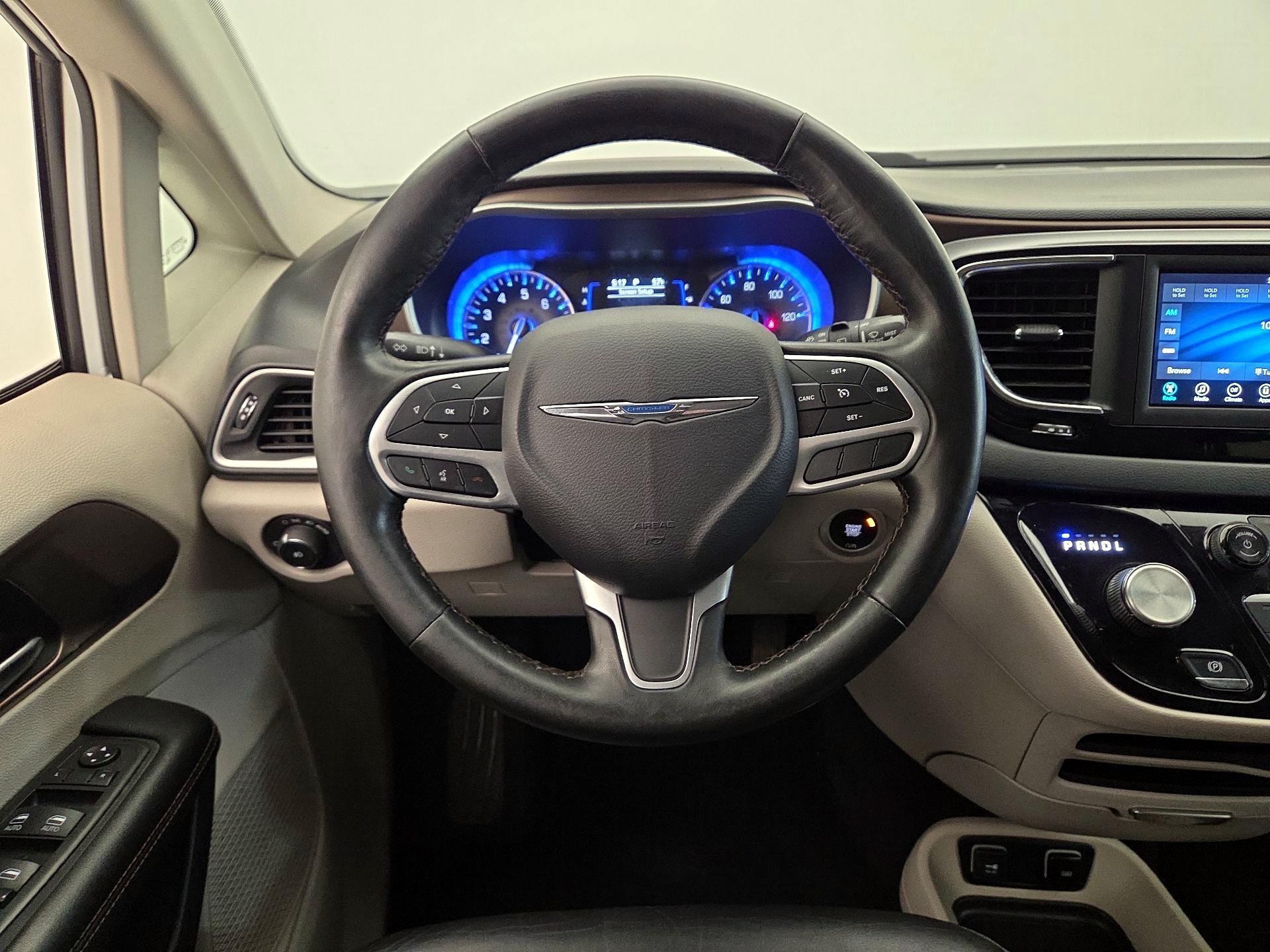 Thumbnail: 2019 Chrysler Pacifica - 10