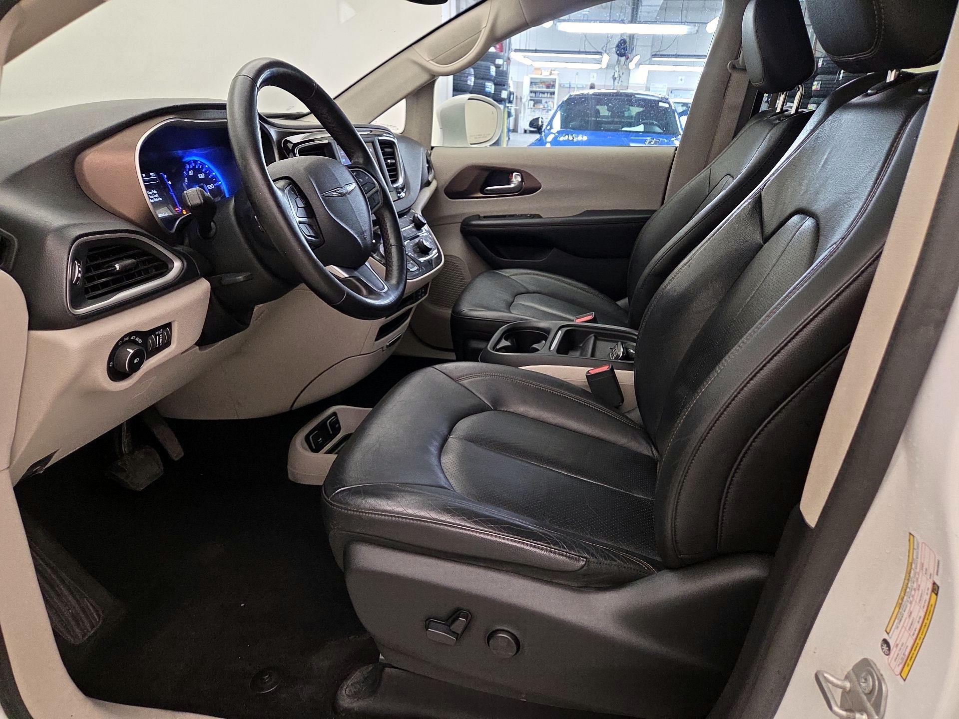 Thumbnail: 2019 Chrysler Pacifica - 11