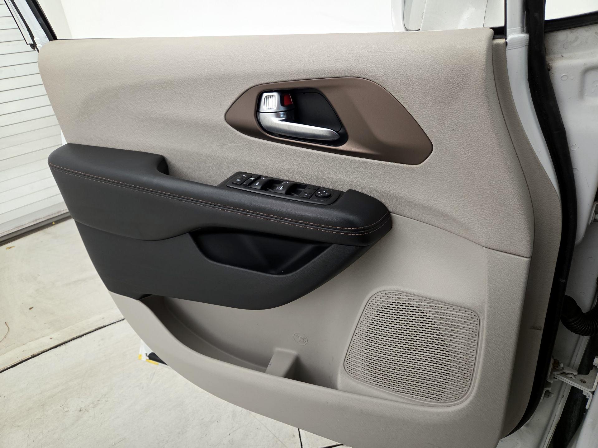 Thumbnail: 2019 Chrysler Pacifica - 12