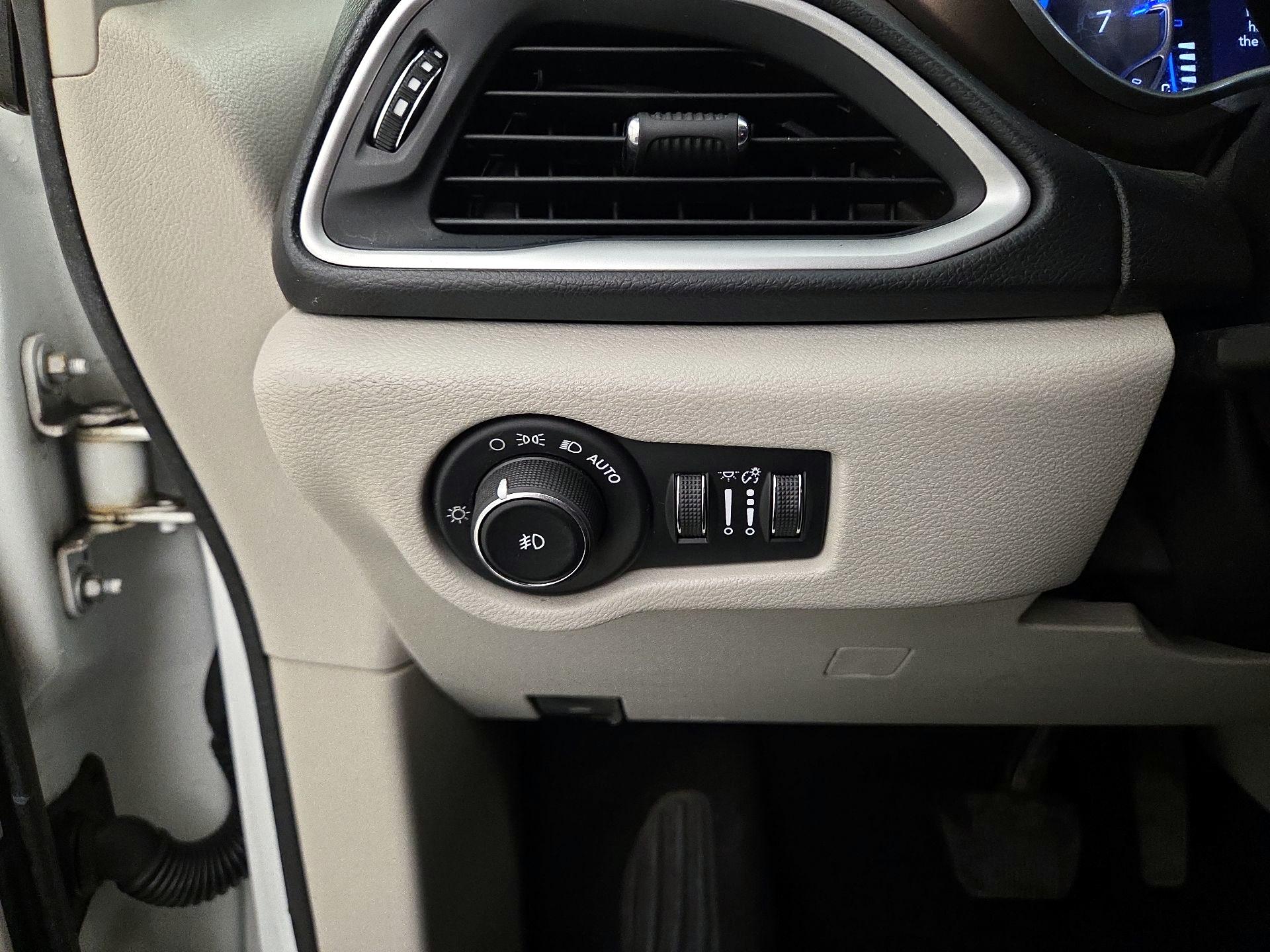 Thumbnail: 2019 Chrysler Pacifica - 13