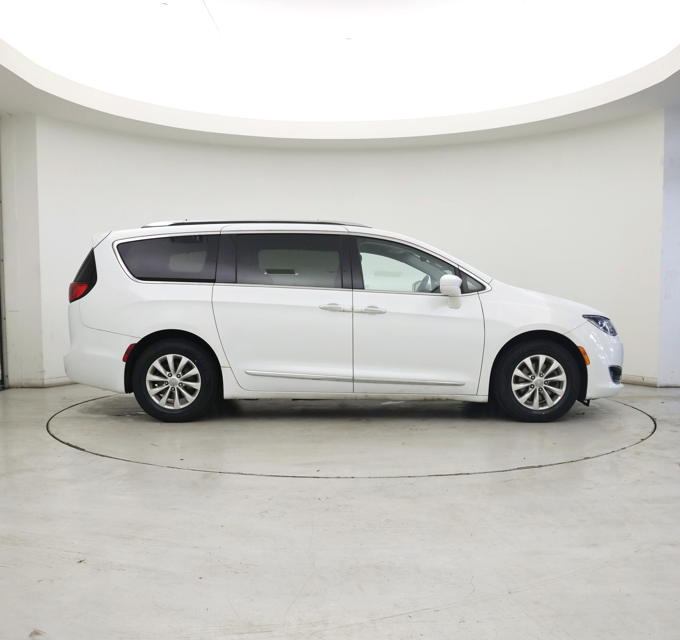 Thumbnail: 2019 Chrysler Pacifica - 7