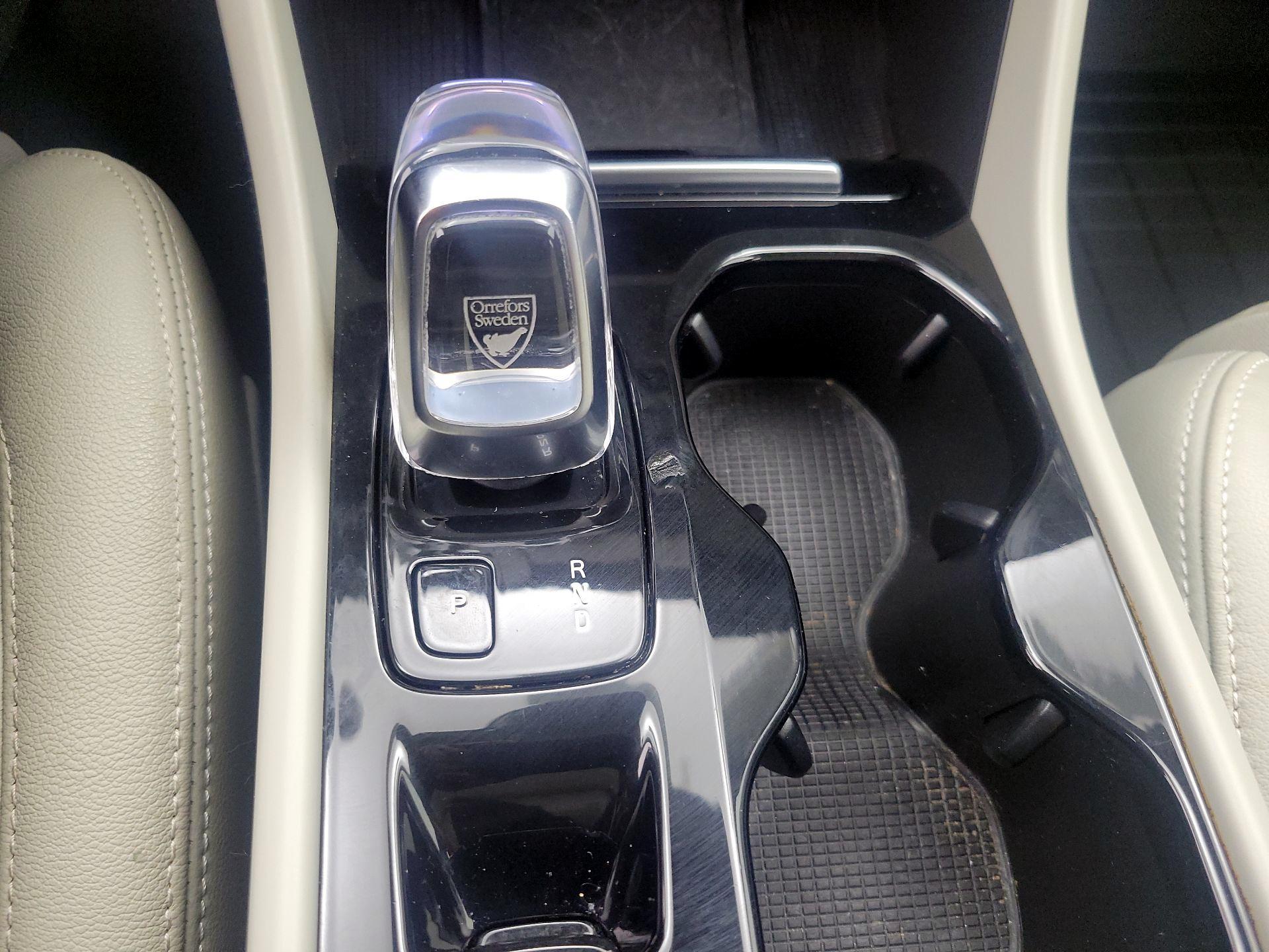 Thumbnail: 2022 Volvo XC40 - 17