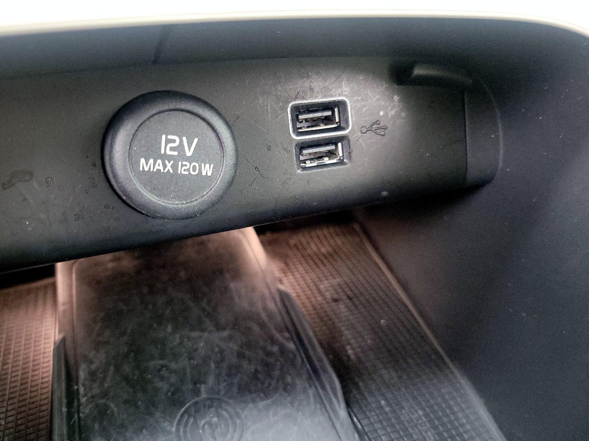 Thumbnail: 2022 Volvo XC40 - 18