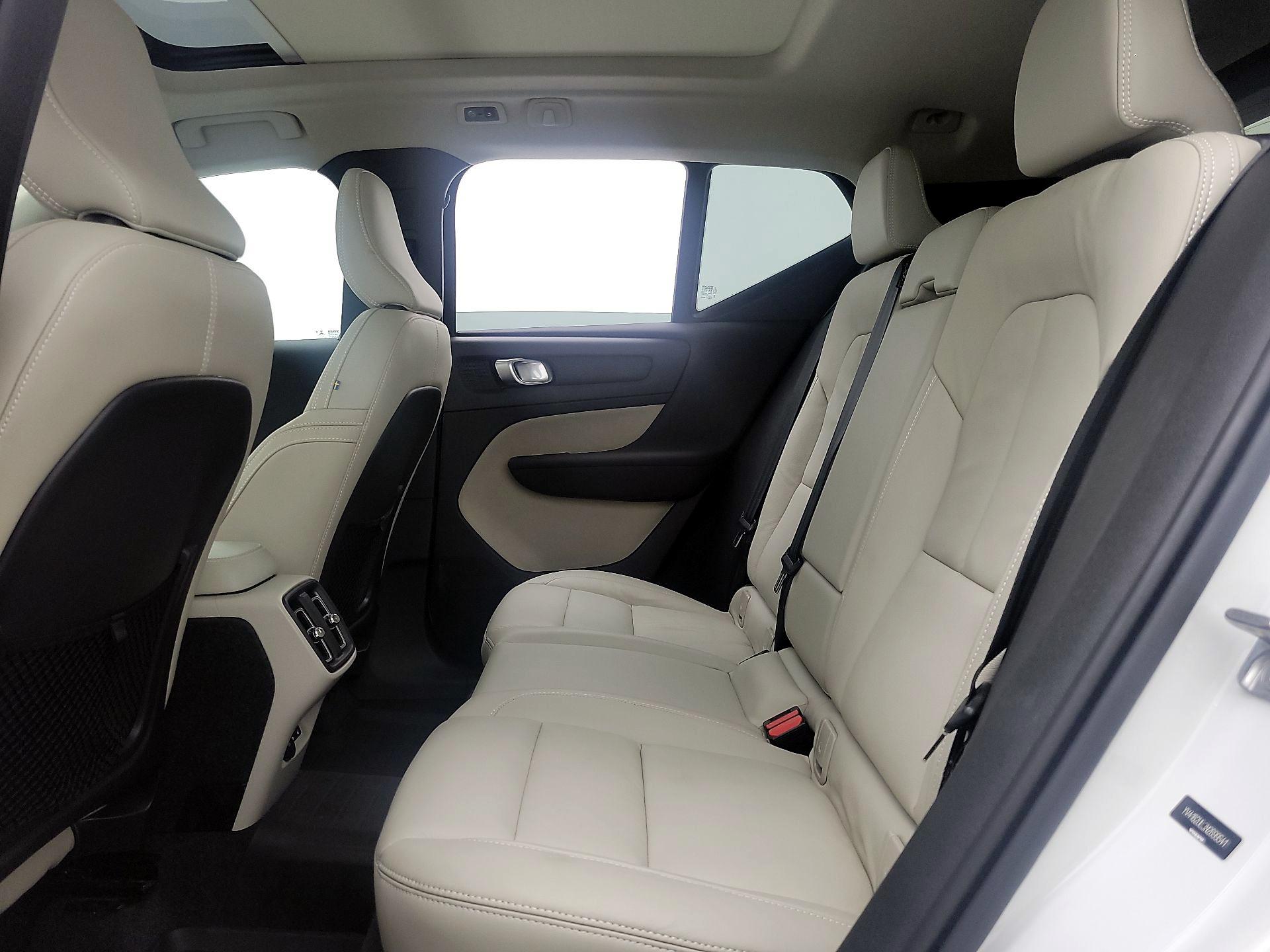 Thumbnail: 2022 Volvo XC40 - 20