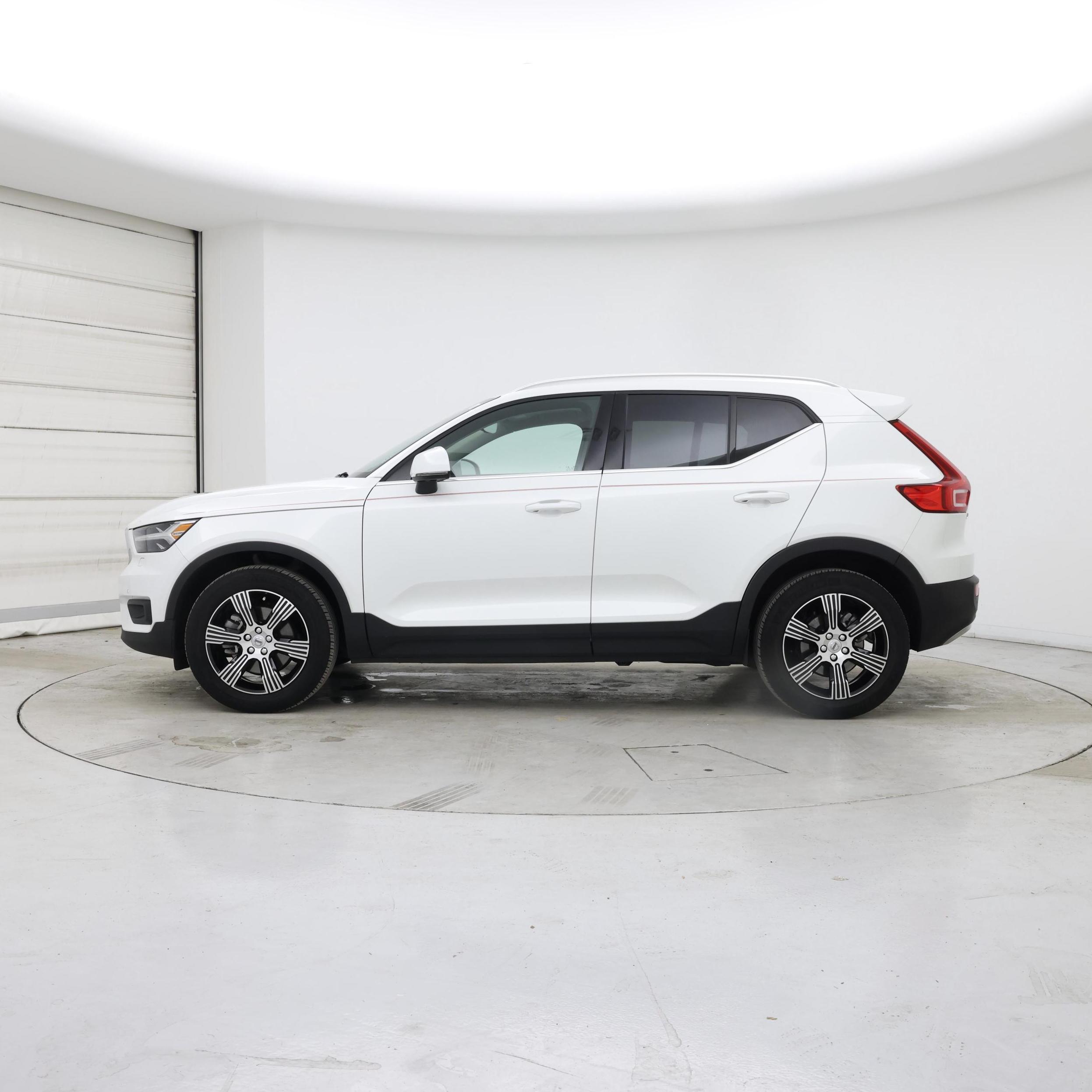 Thumbnail: 2022 Volvo XC40 - 3