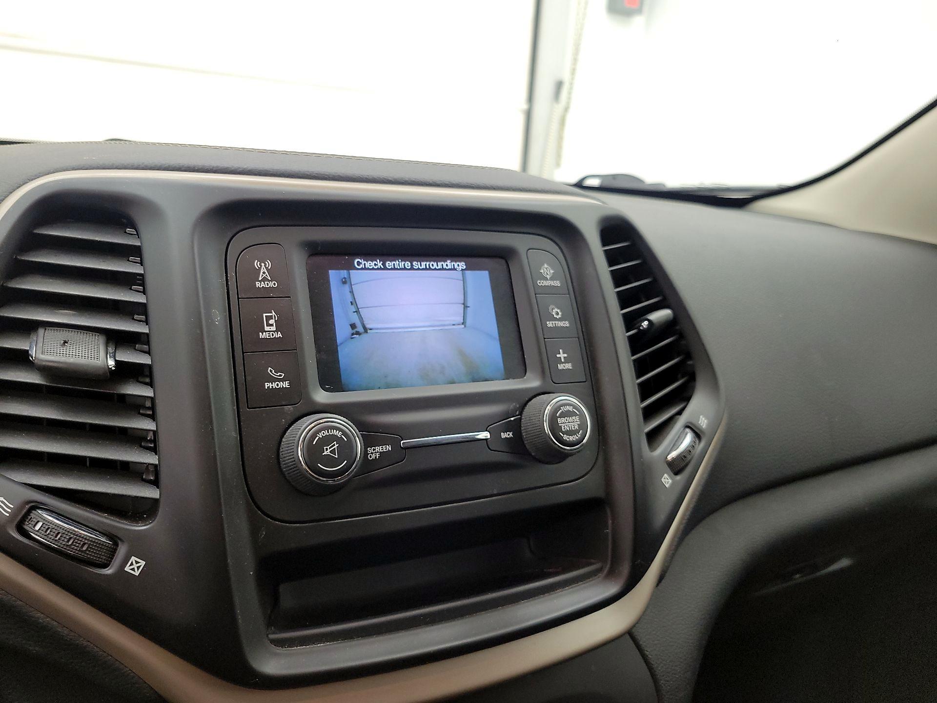 Thumbnail: 2017 Jeep Cherokee - 14