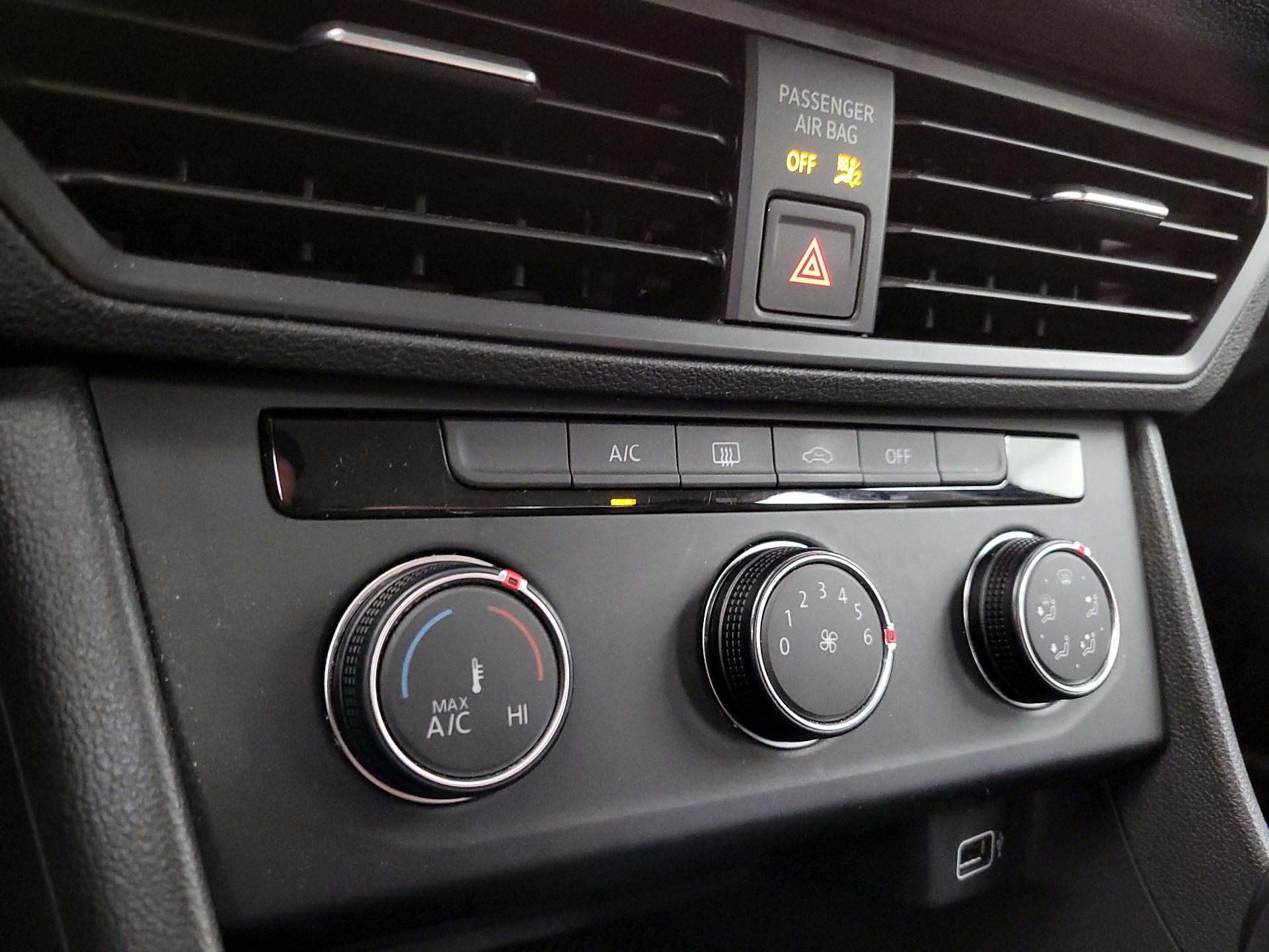 Thumbnail: 2019 Volkswagen Jetta - 16