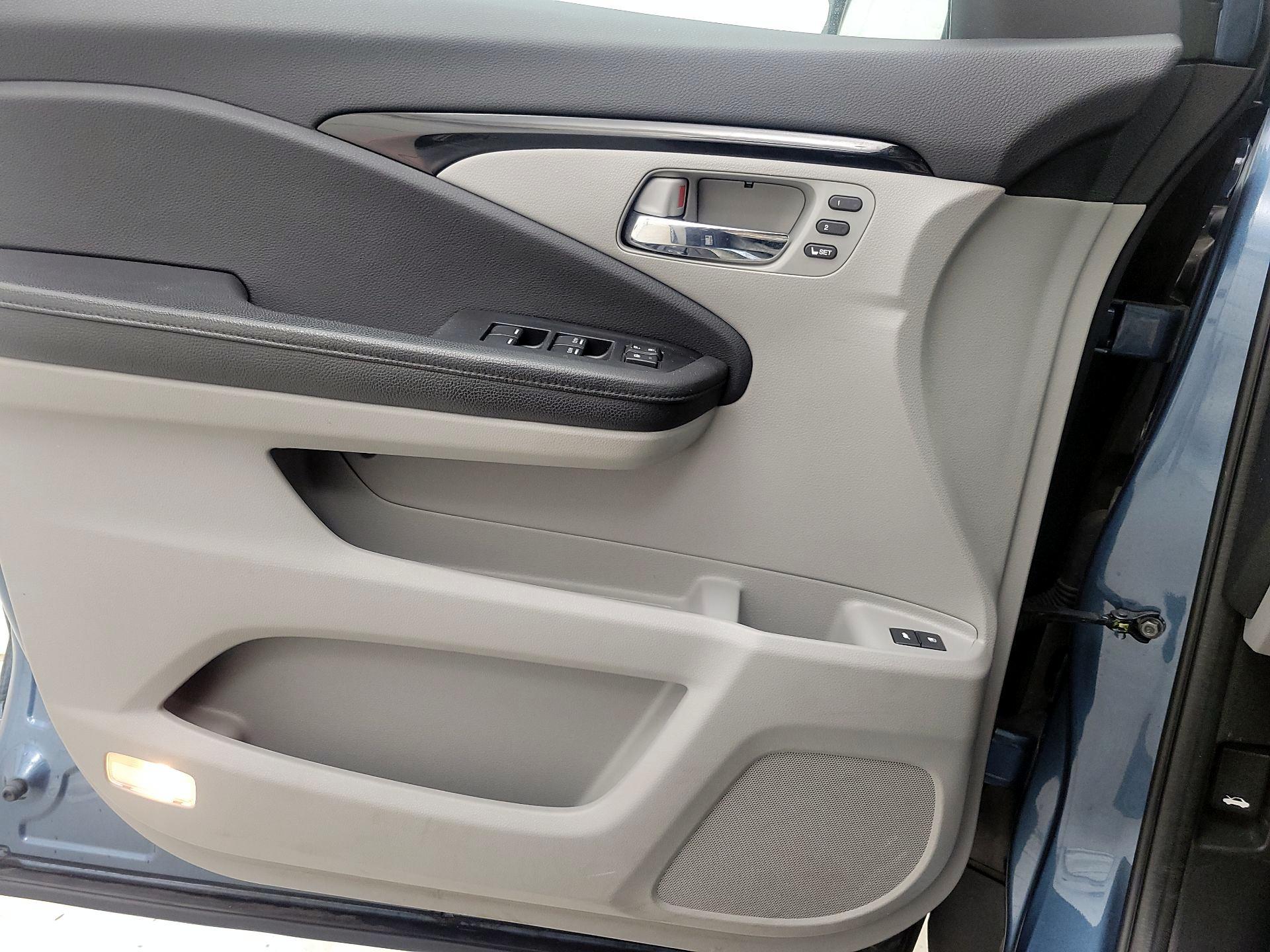 Thumbnail: 2017 Honda Pilot - 12