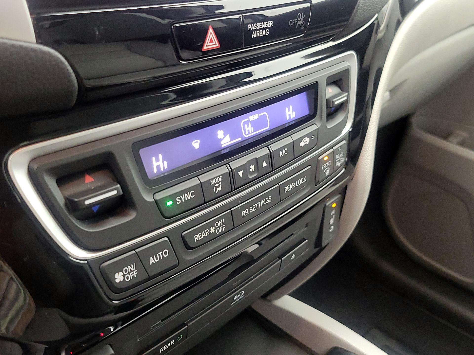 Thumbnail: 2017 Honda Pilot - 17