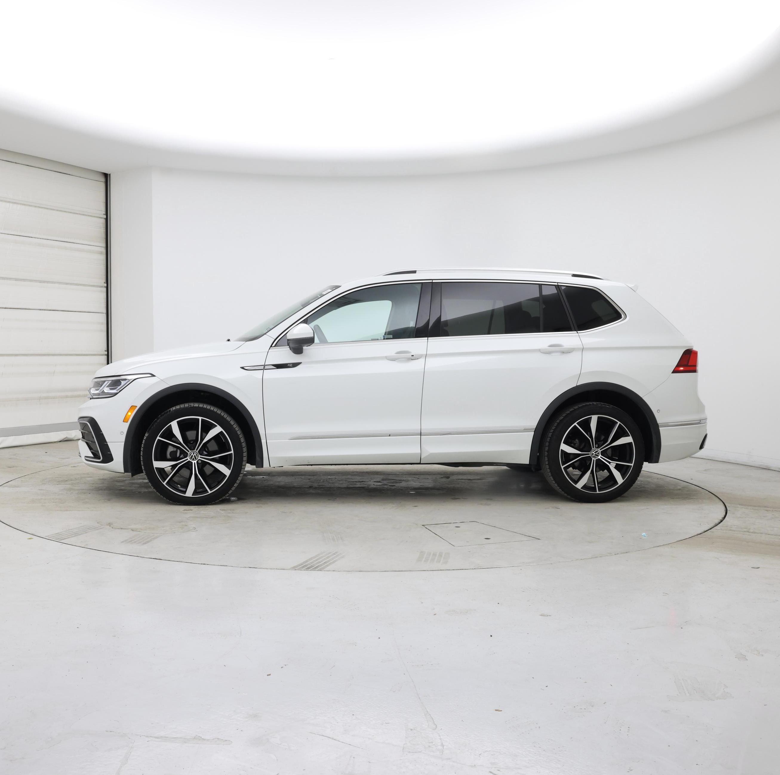 Thumbnail: 2022 Volkswagen Tiguan - 3