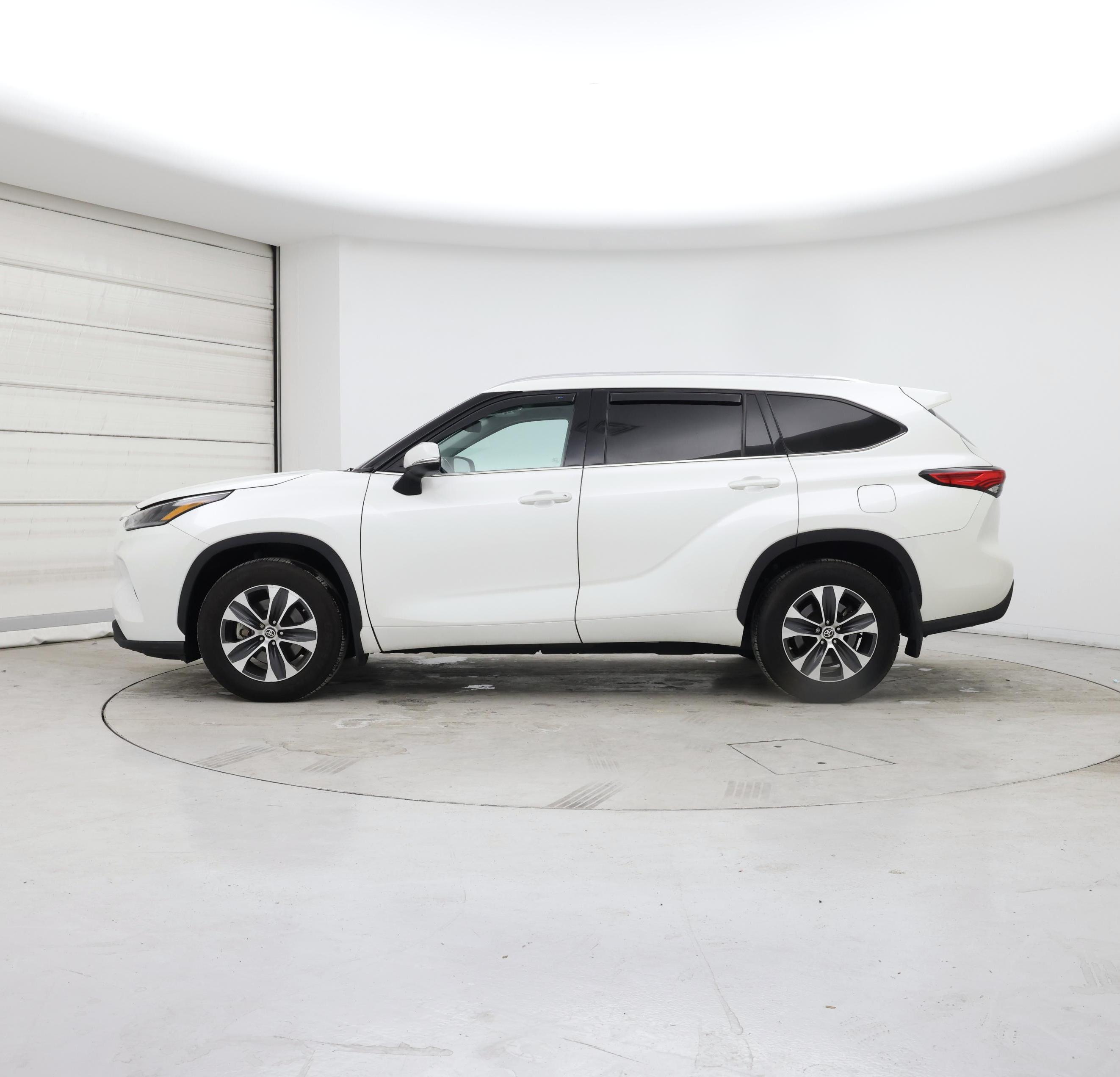 Thumbnail: 2021 Toyota Highlander - 3