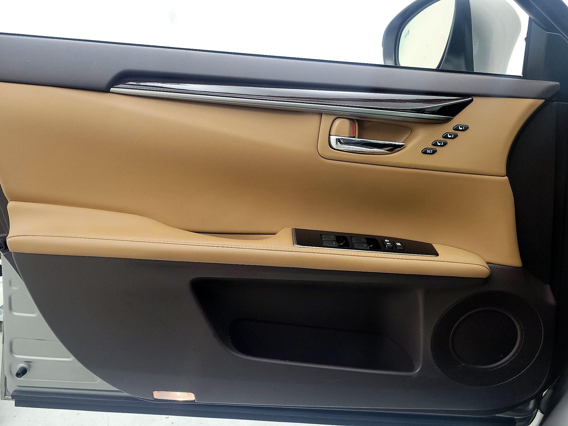 Thumbnail: 2016 Lexus ES - 12