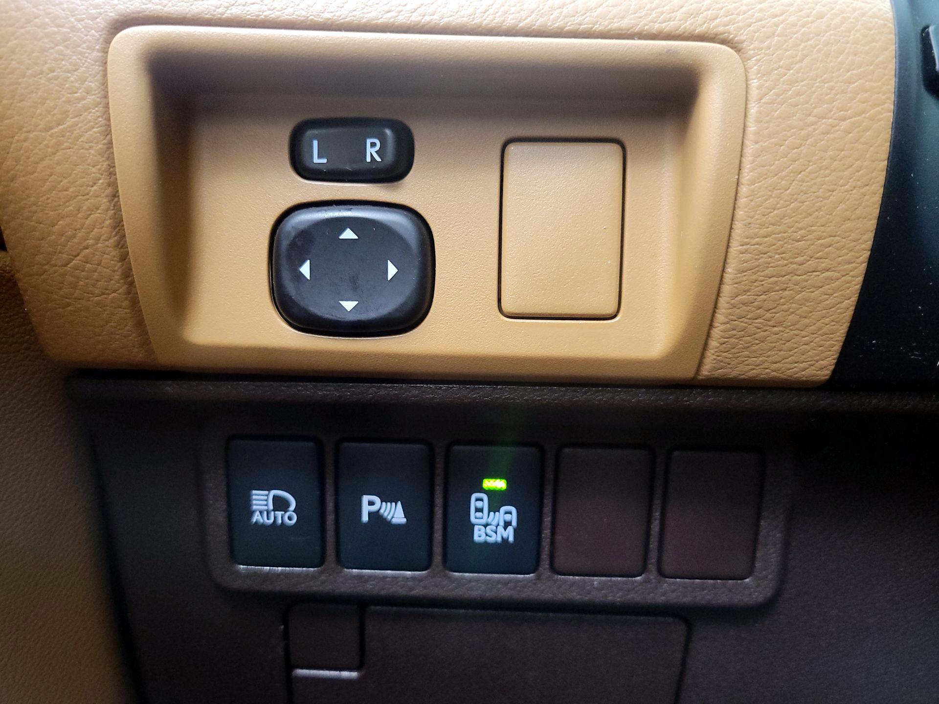 Thumbnail: 2016 Lexus ES - 13