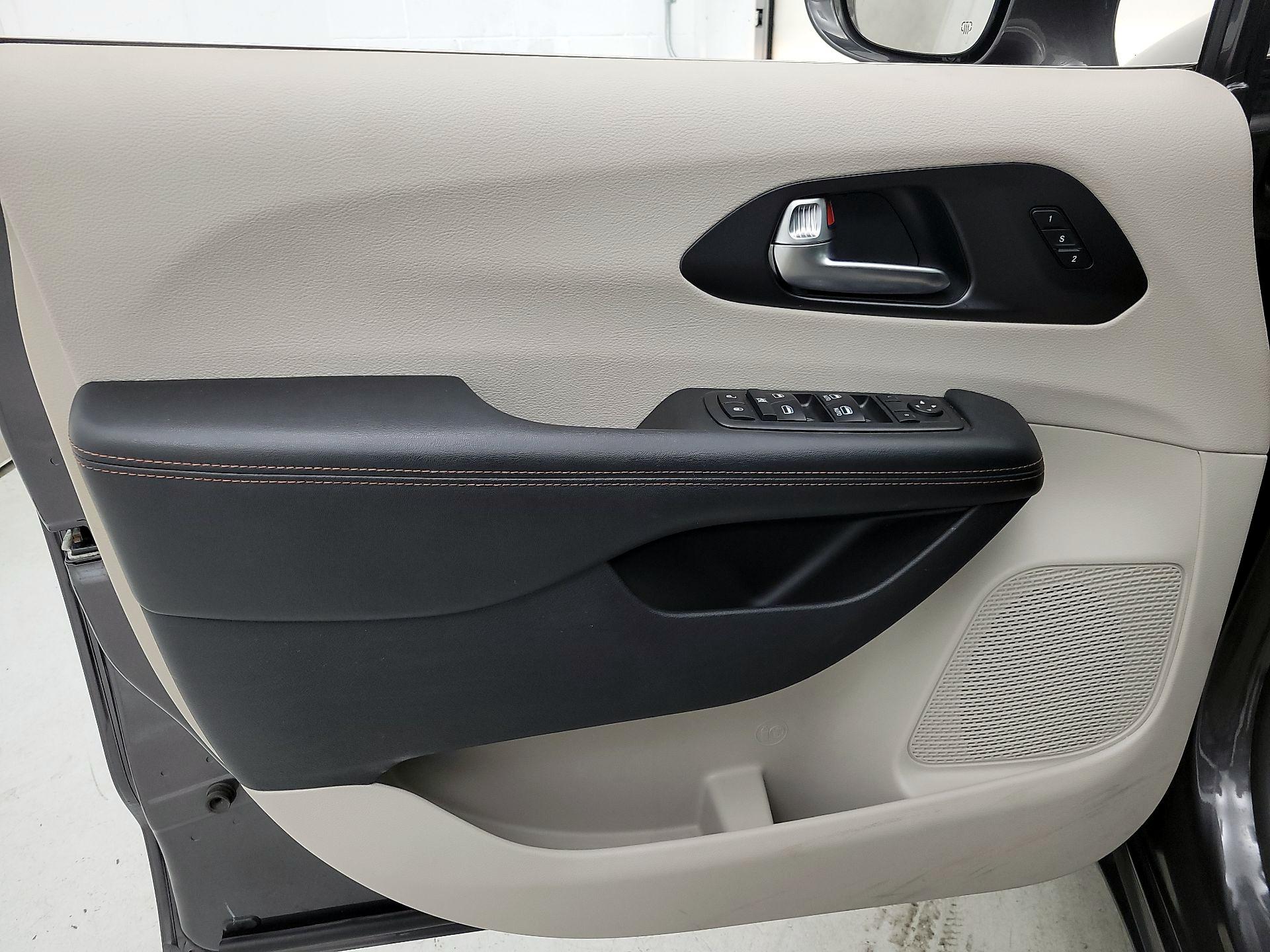 Thumbnail: 2020 Chrysler Pacifica - 12