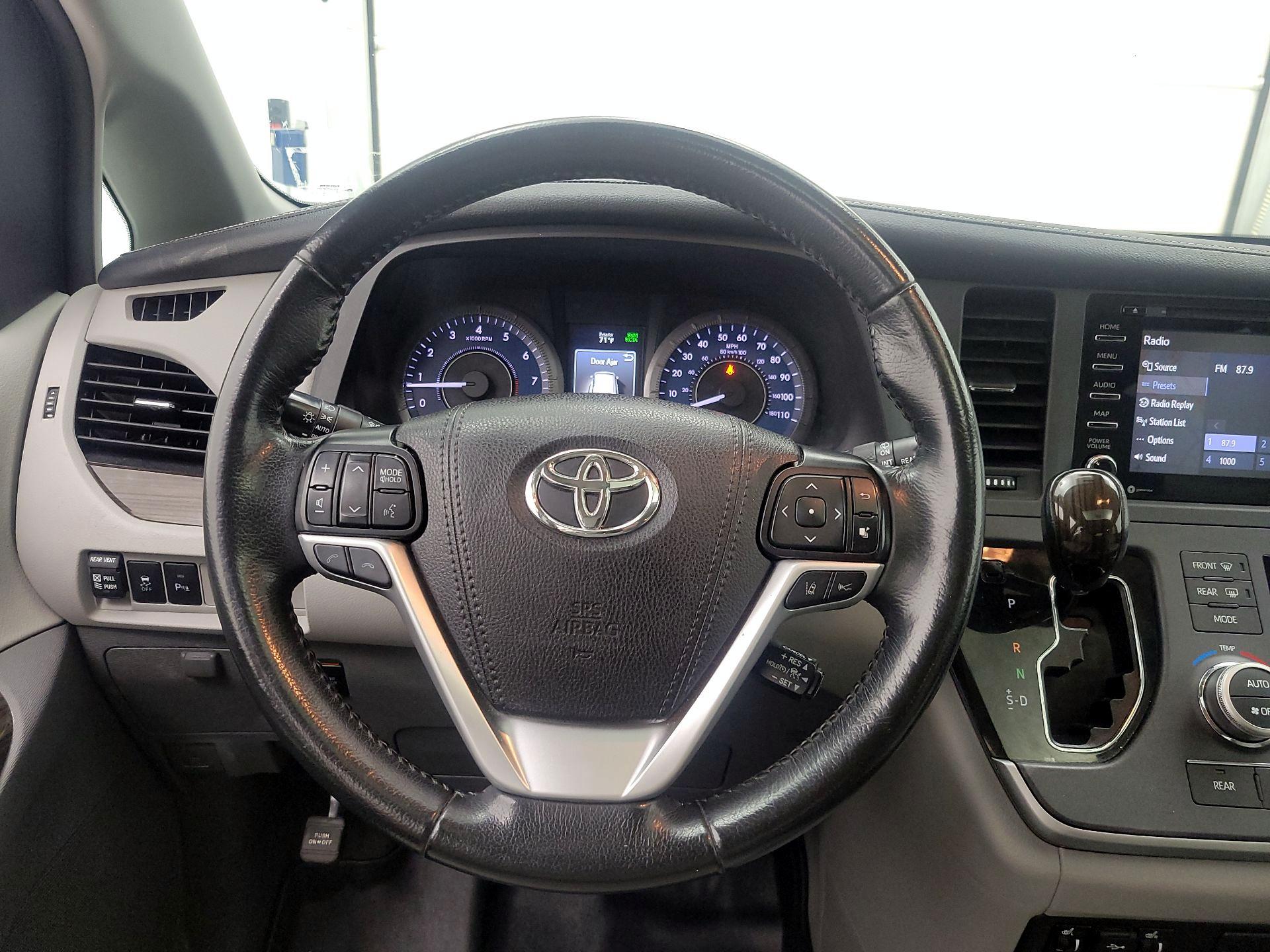 Thumbnail: 2020 Toyota Sienna - 10
