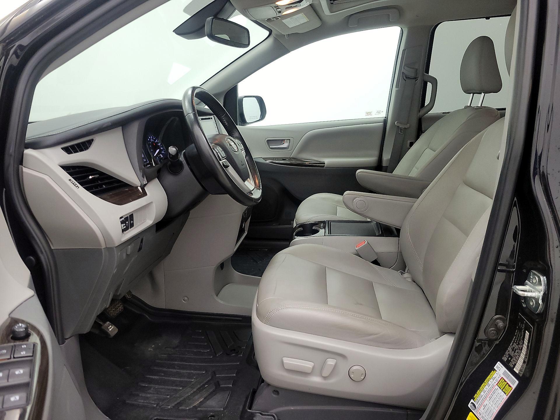 Thumbnail: 2020 Toyota Sienna - 11